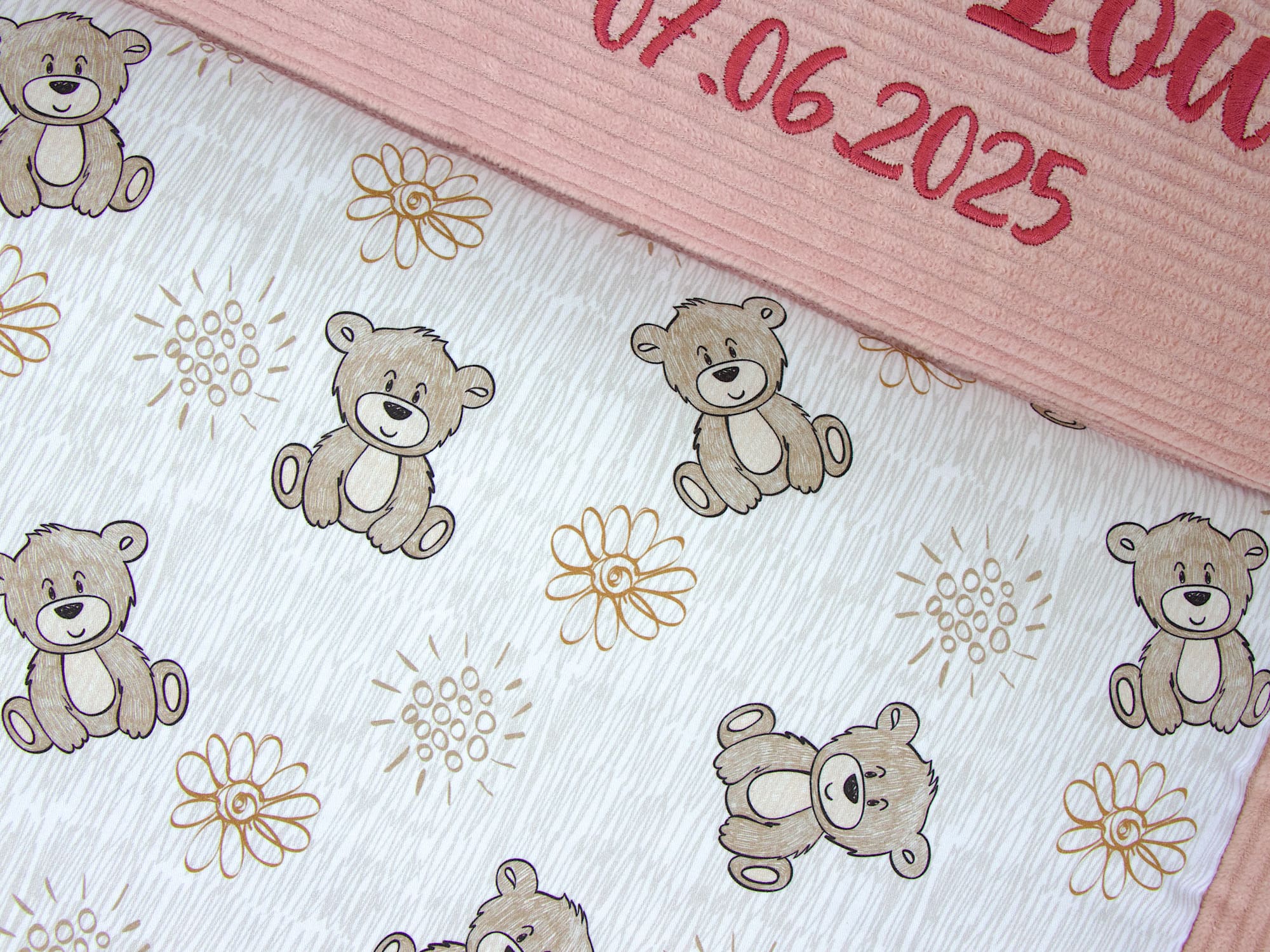 Personalisierte Krabbeldecke mit Namen und Datum - Cord altrosa / niedliche Bärchen