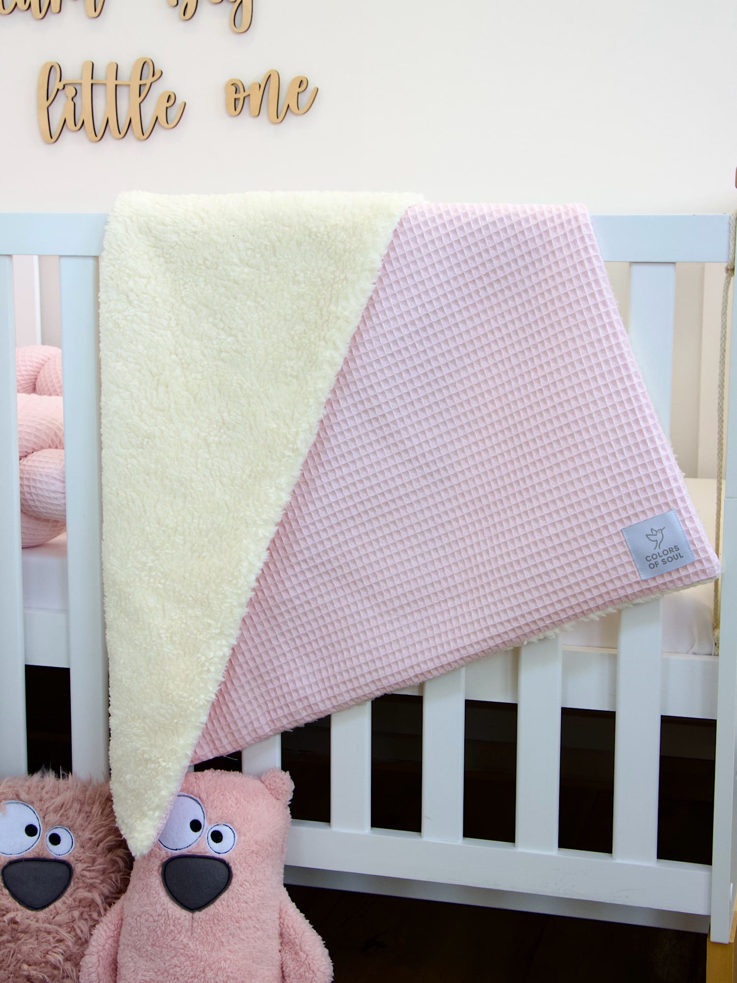 Weiche Kuscheldecke personalisiert – Waffelpique hellrosa / Teddyplüsch creme – liebevoll handgenäht