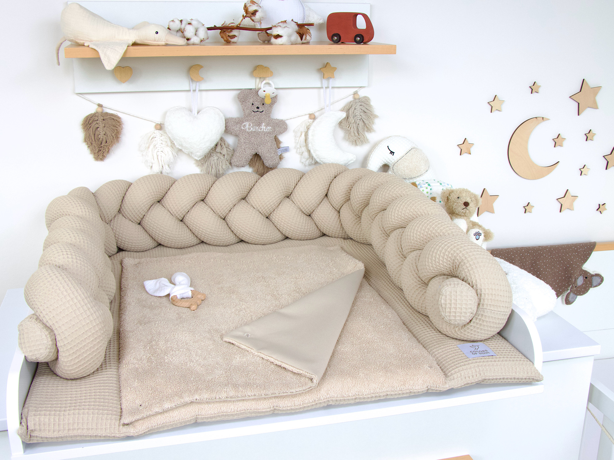 Detailansicht Wickelauflage Beige – weiche Frotteeauflage mit geflochtener Umrandung aus Waffelpique