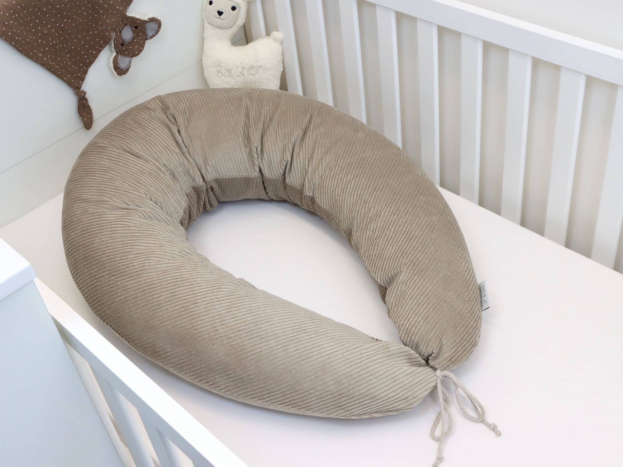 Stillkissen XXL Beige im Kinderbett – großes Still- und Seitenschläferkissen für Schwangerschaft und Stillzeit