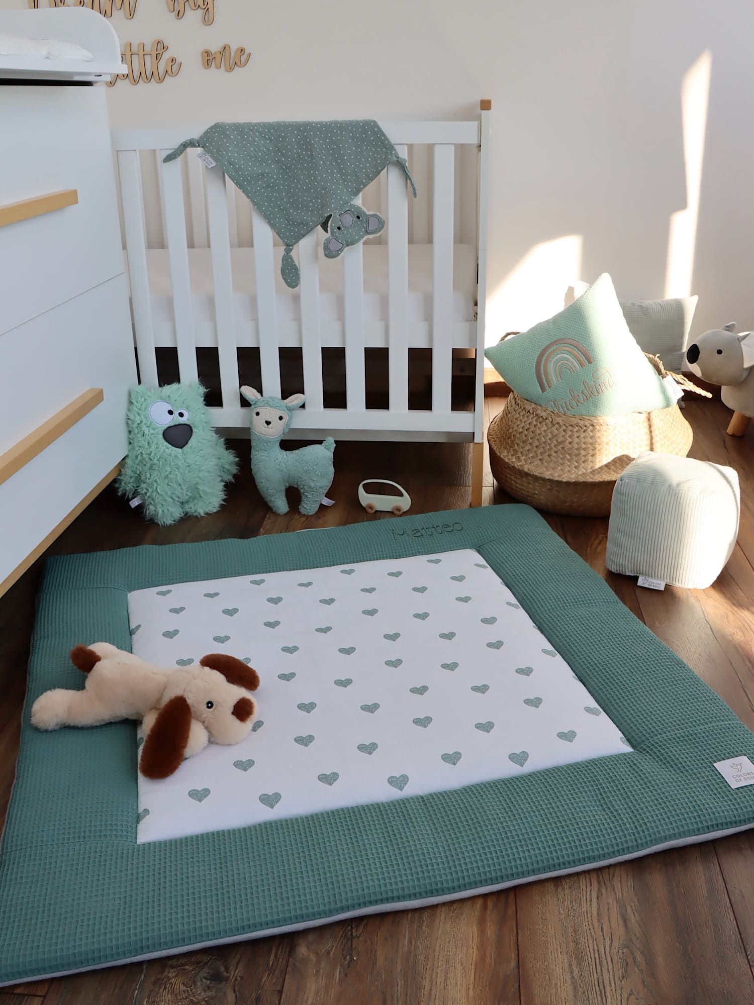 Personalisierte Krabbeldecke für das Kinderzimmer – mit Namen und Datum – Herzen altgrün / Waffelpique altgrün