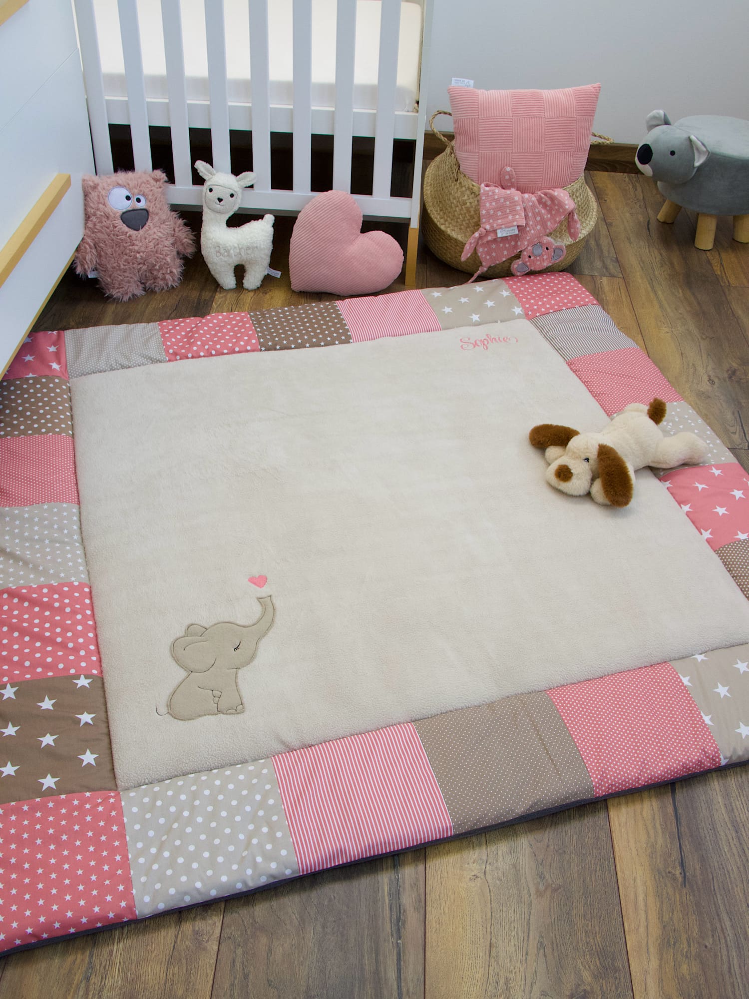 Krabbeldecke mit Namen bestickt – Namensstickerei „Sophie“ auf Baumwollfleece