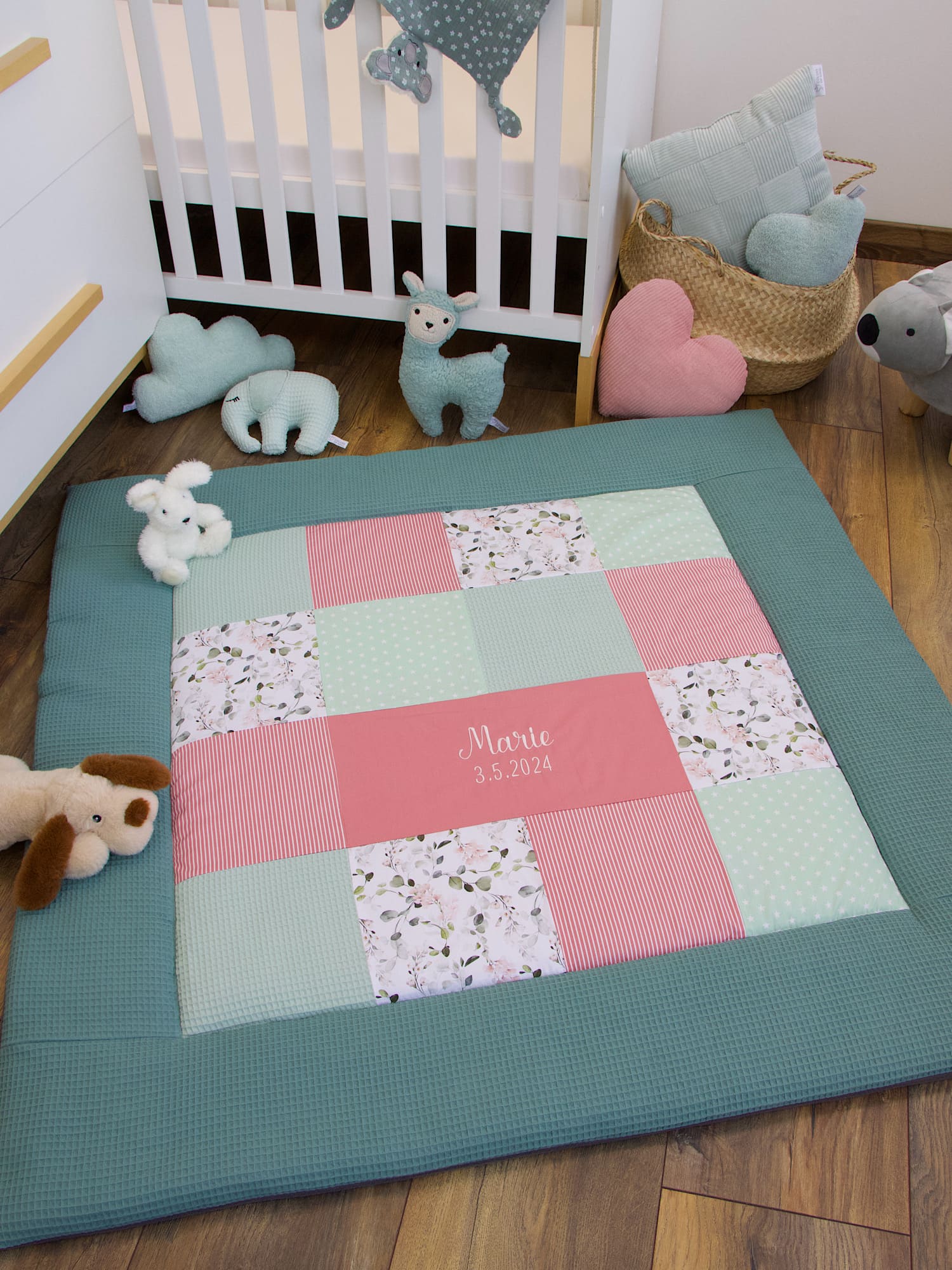 Patchwork Krabbeldecke - Gartenblumen rosa / Waffelpique altgrün / blush (mit Rand)