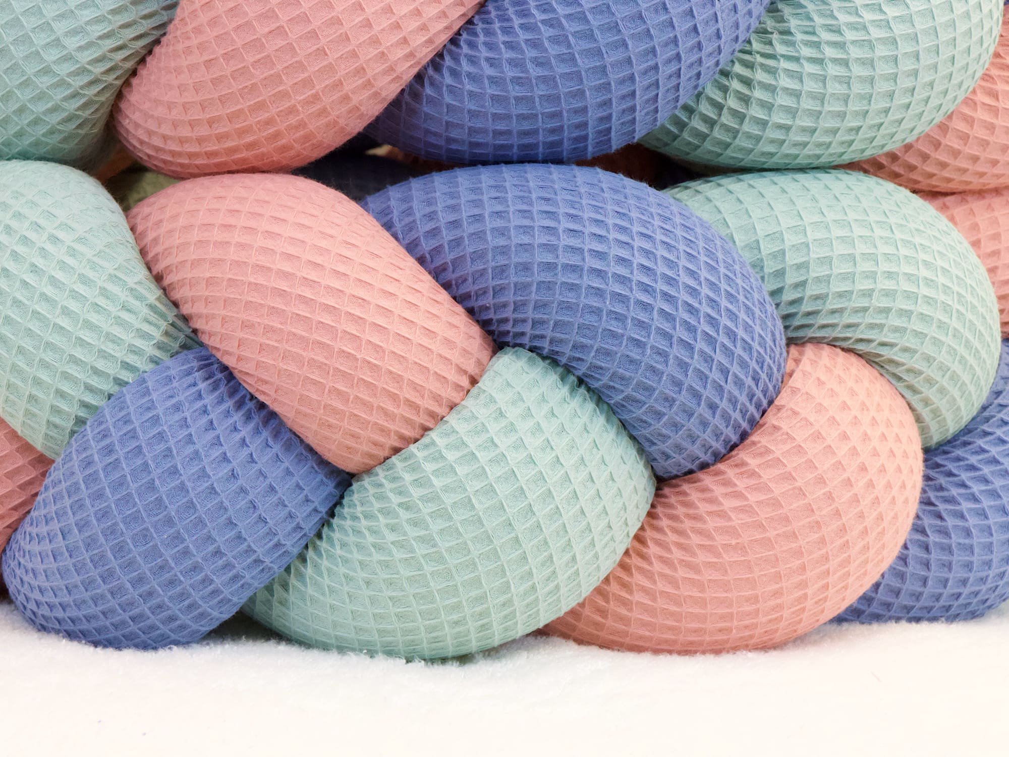 Bettschlange geflochten: Waffelpique blush, hellmint, blau