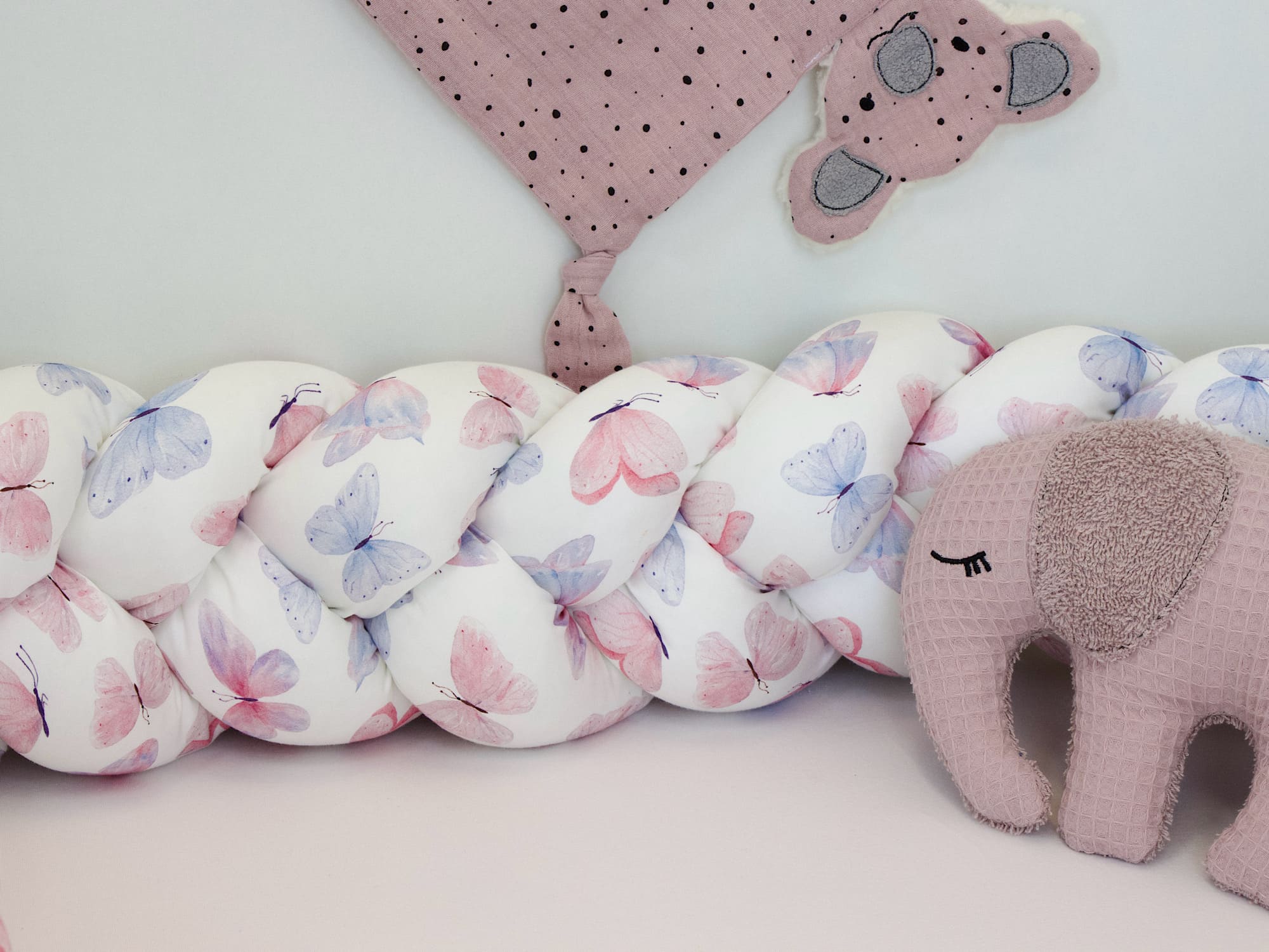 Bettschlange Schmetterlinge Aquarell – dekorativer Schutz fürs Babybett in sanften Pastelltönen