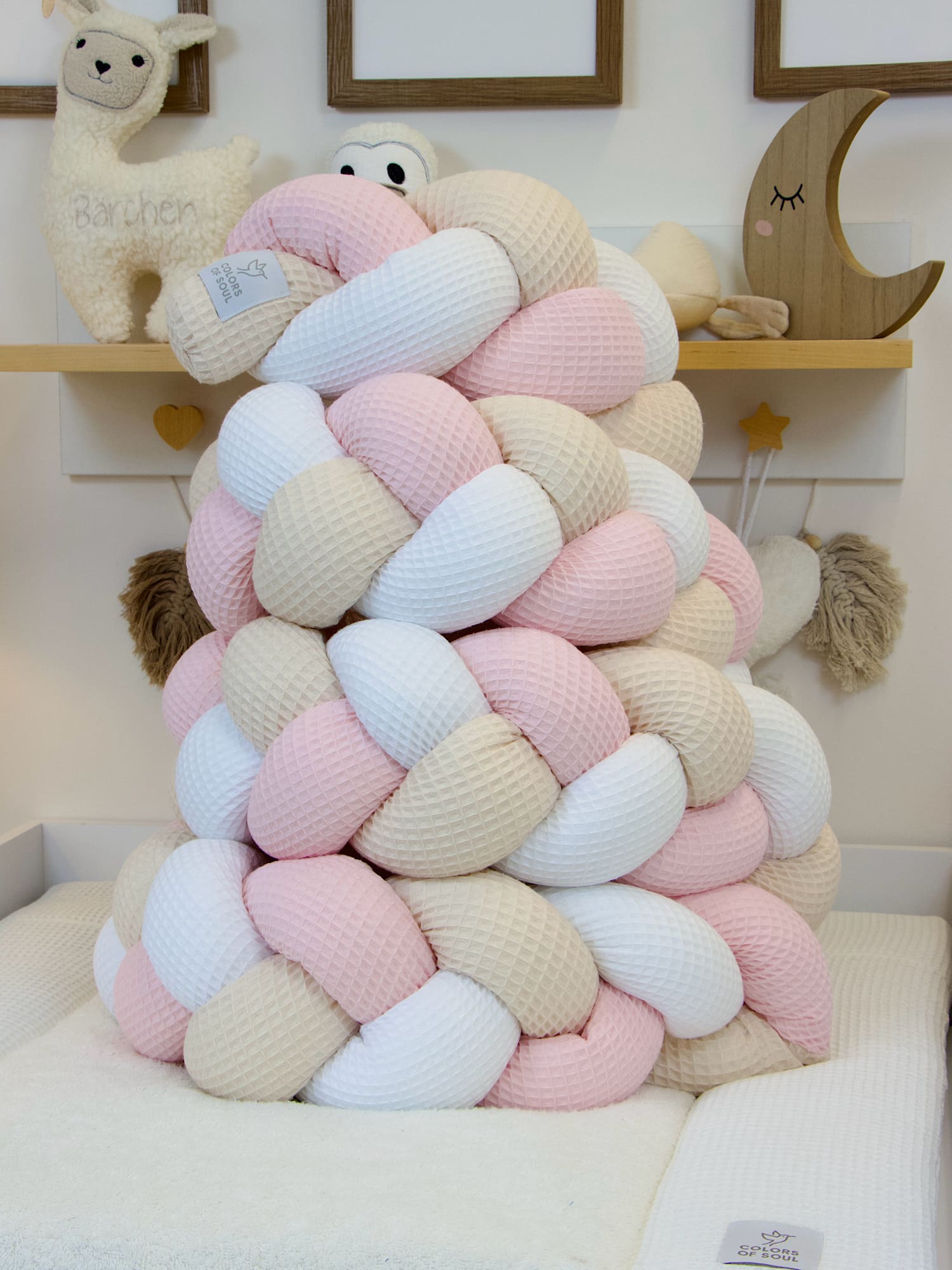 Geflochtene Bettumrandung – Waffelpique weiß, hellrosa, hellbeige – schöne Ergänzung fürs Babyzimmer