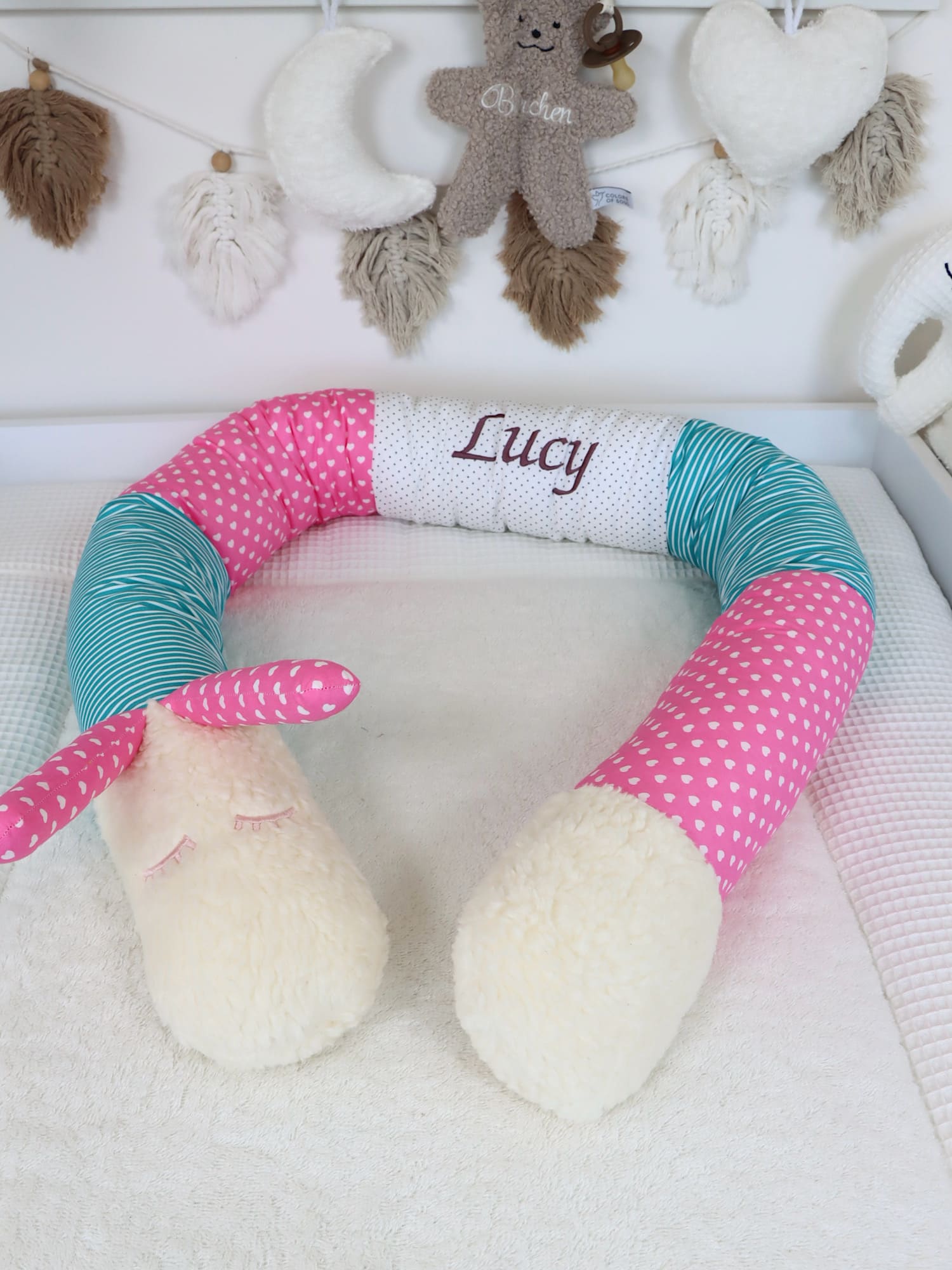 Personalisierte Bettschnecke Lucy in Türkis, Pink und Weiß im Babyzimmer dekoriert