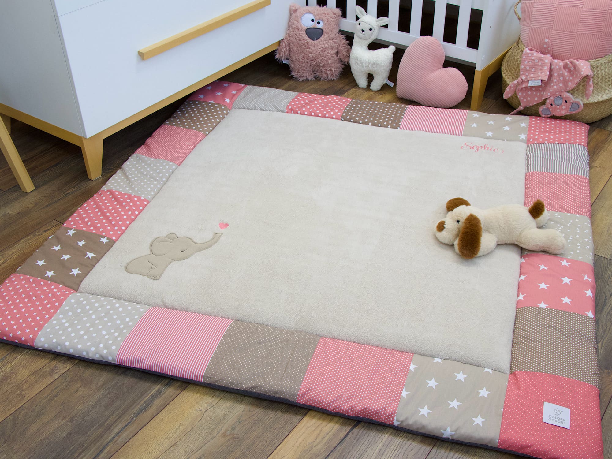 Detail Namensstickerei auf Krabbeldecke – personalisierte Babydecke Patchwork