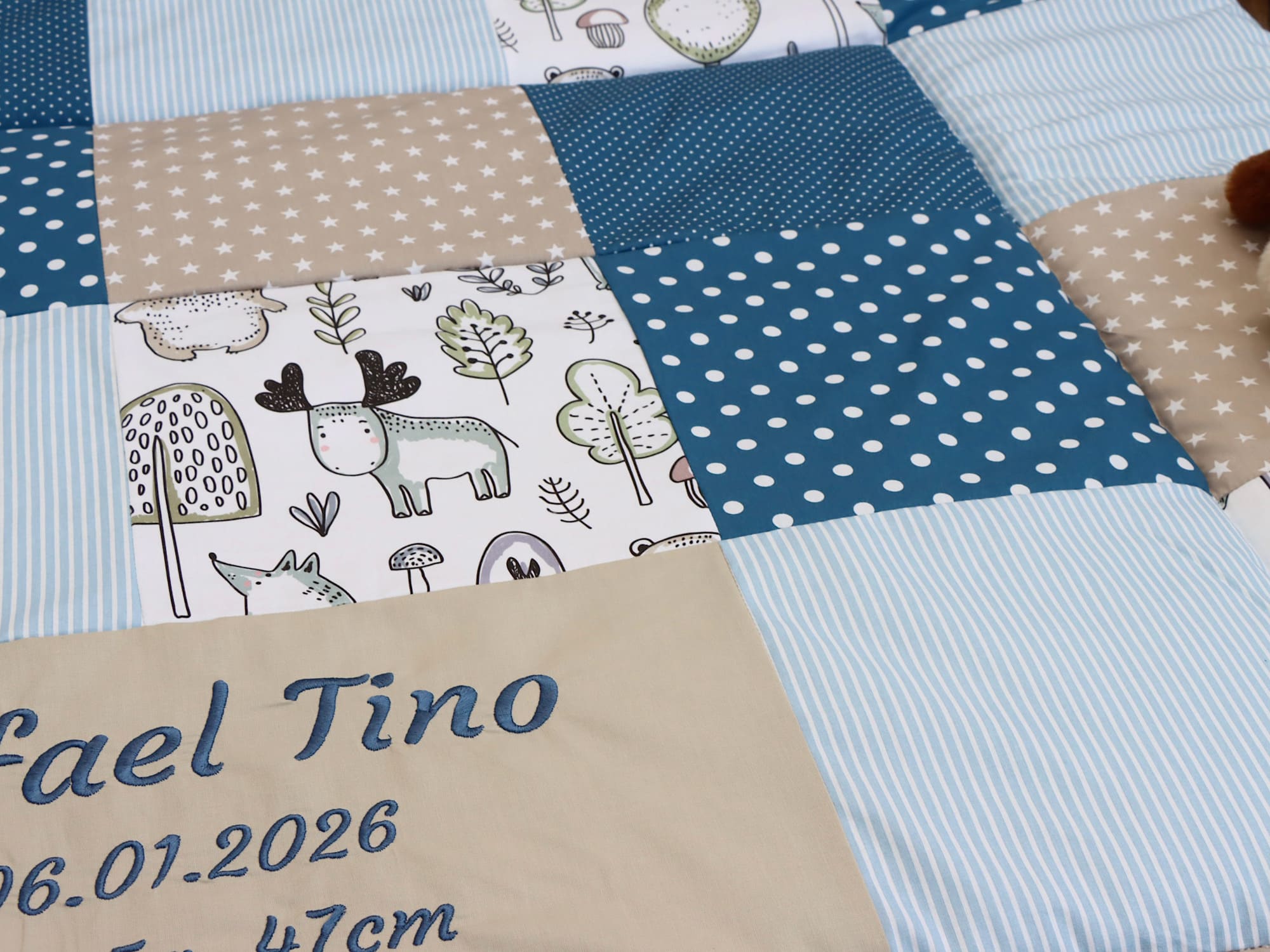 Personalisierte Spieldecke für Babys mit Namen im Patchwork-Design in Blau, Hellblau und Beige