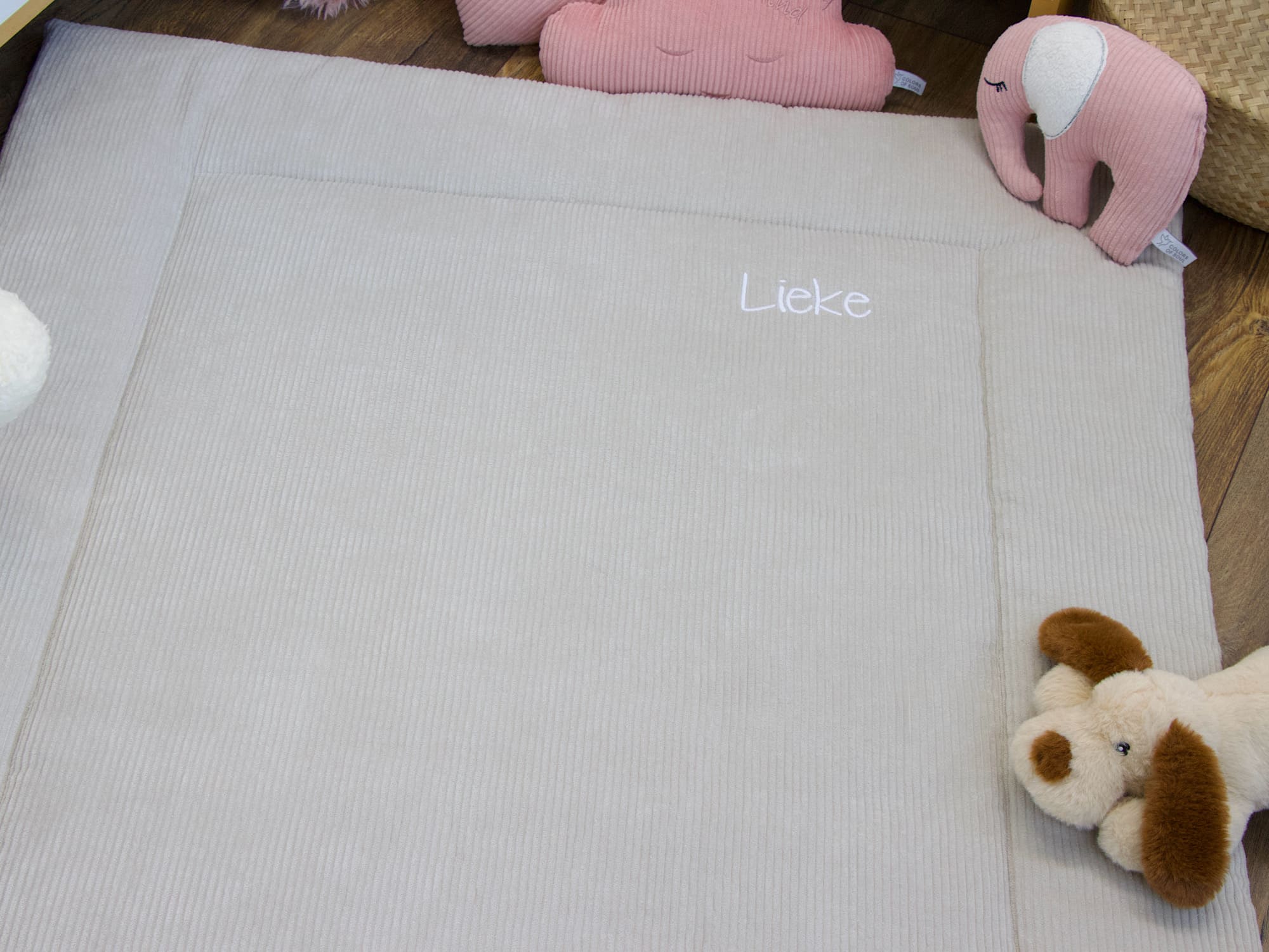 Handgemachte Krabbeldecke Cord Hellbeige im Babyzimmer dekoriert