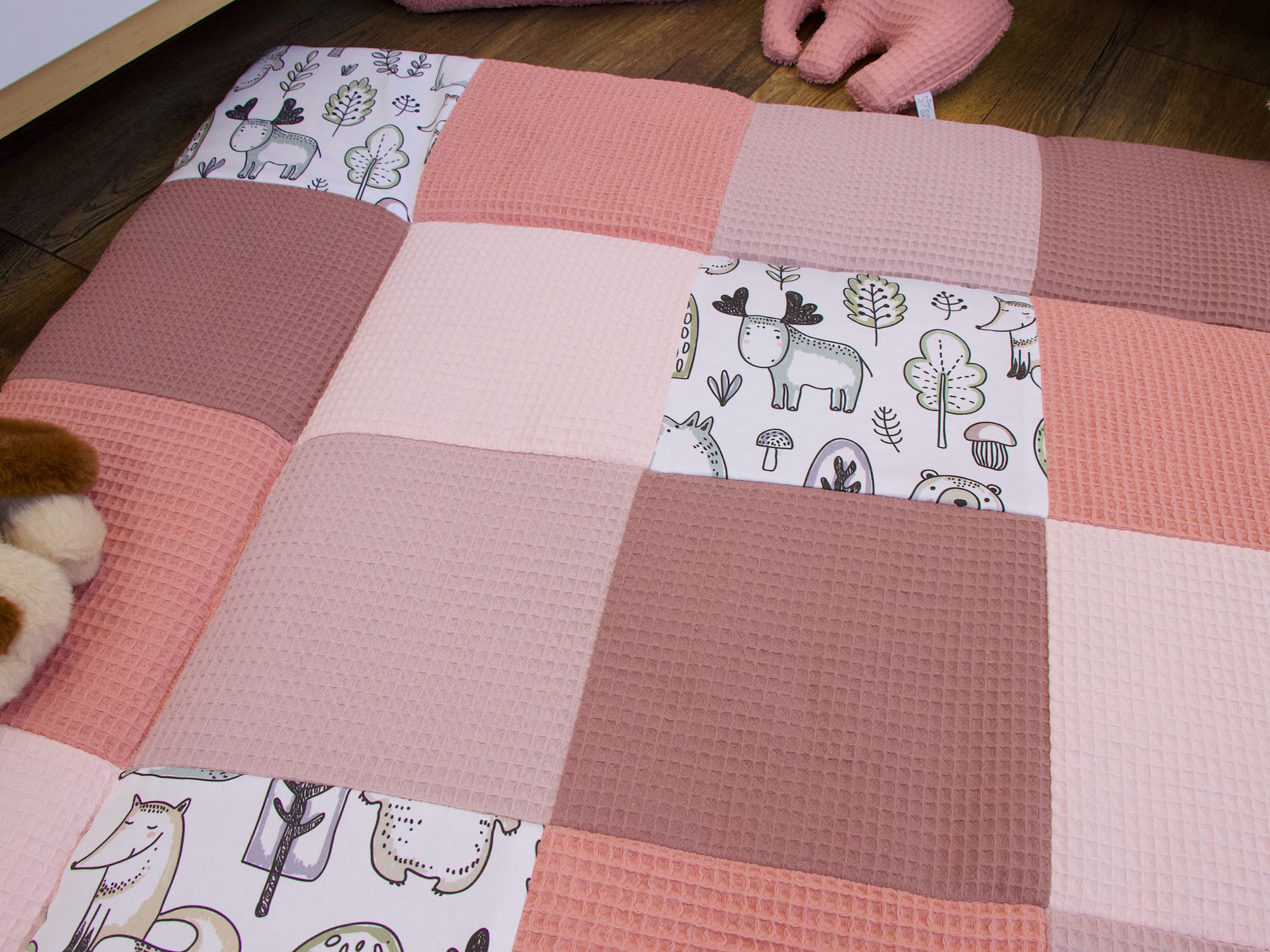Liebevoll gestaltete Patchwork Krabbeldecke – Waffelpique rosa / Waldfreunde