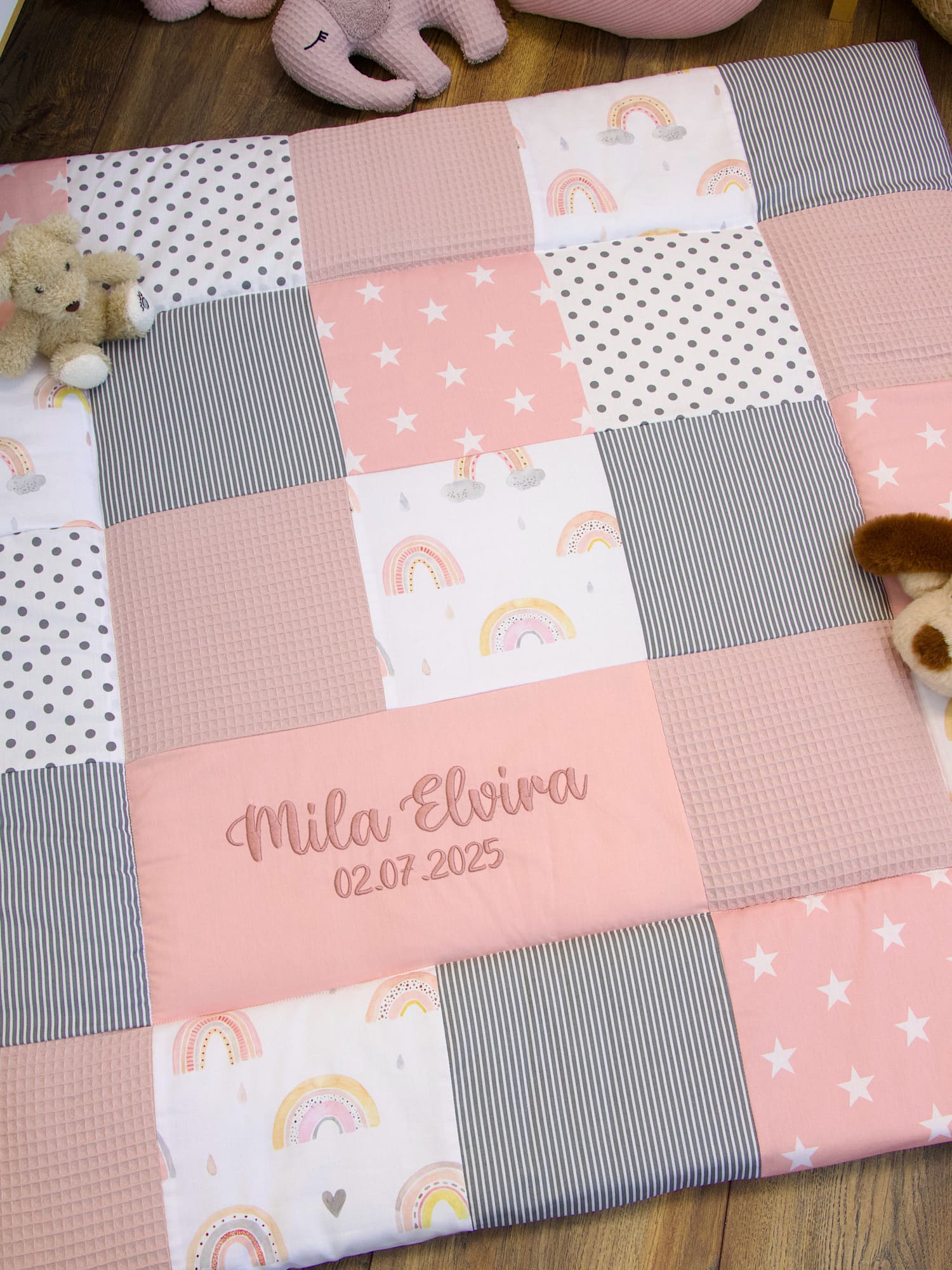 Personalisierte Krabbeldecke im Babyzimmer – Patchwork Spieldecke mit Regenbogen Design