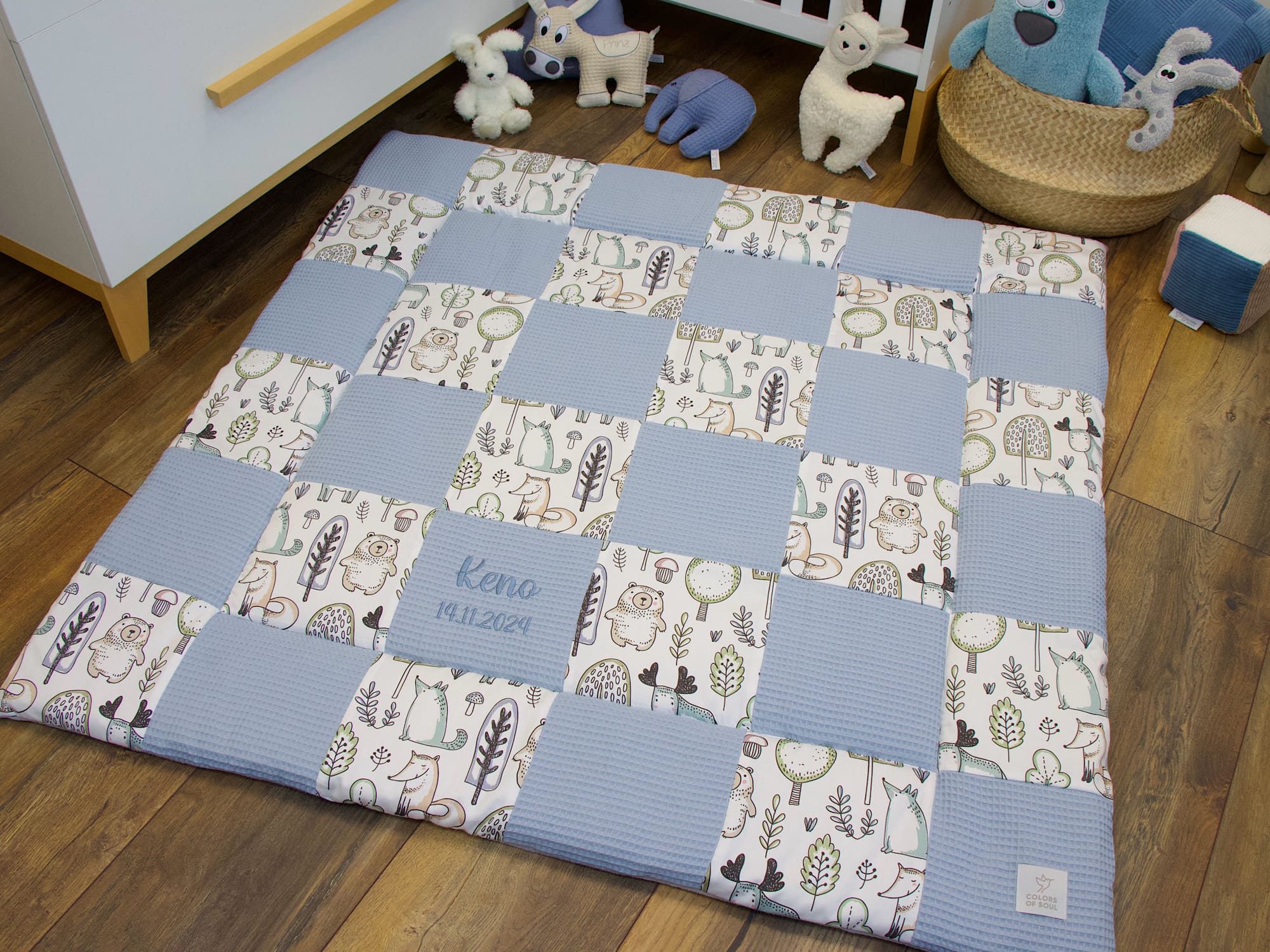 Große Patchwork Krabbeldecke für Babys mit Waldfreunde Stoff und hellblauen Waffelpique Feldern