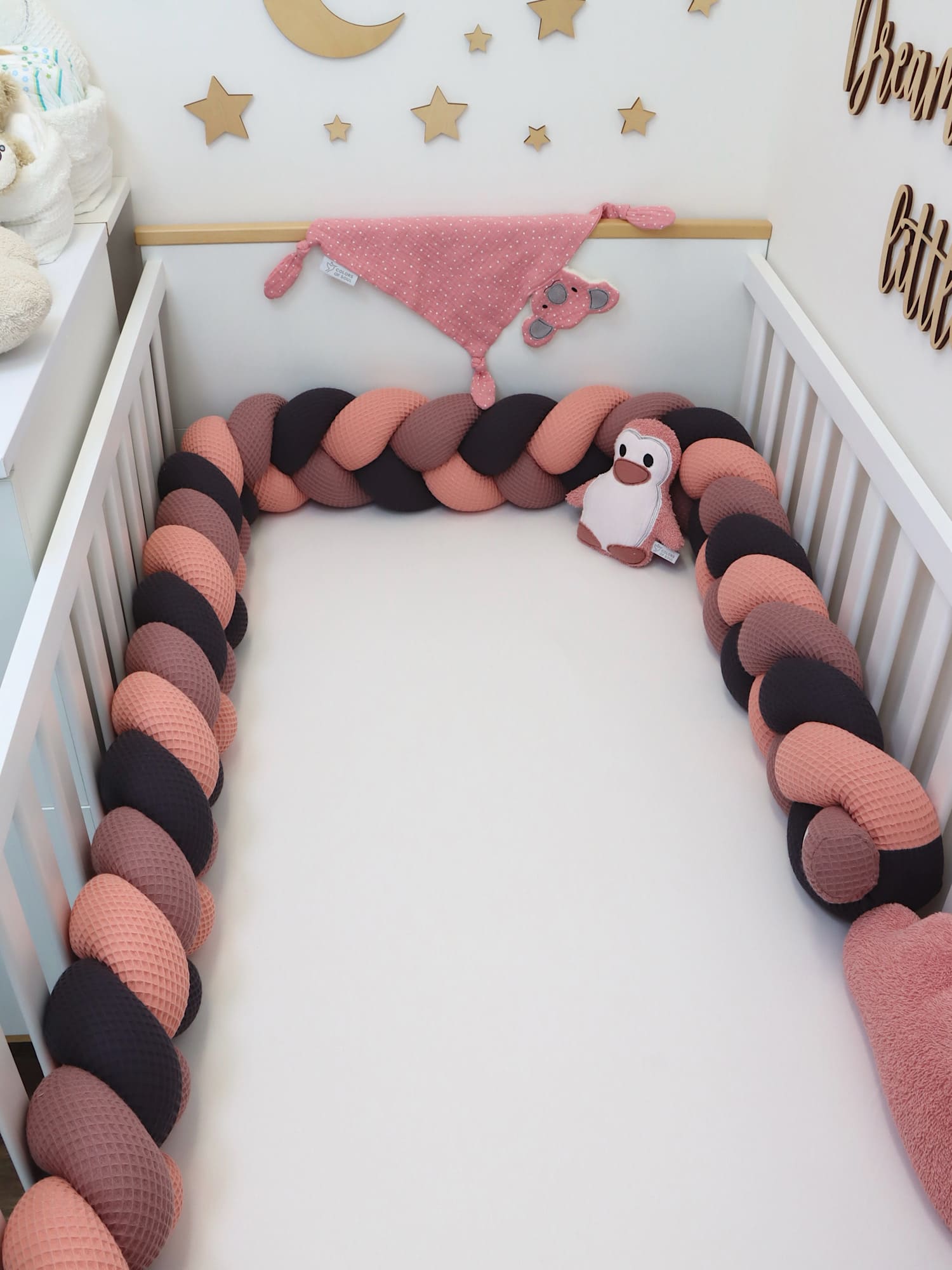 Bettschlange geflochten in Blush, Alte Malve & Dunkelgrau – stilvoller Schutz im Babybett