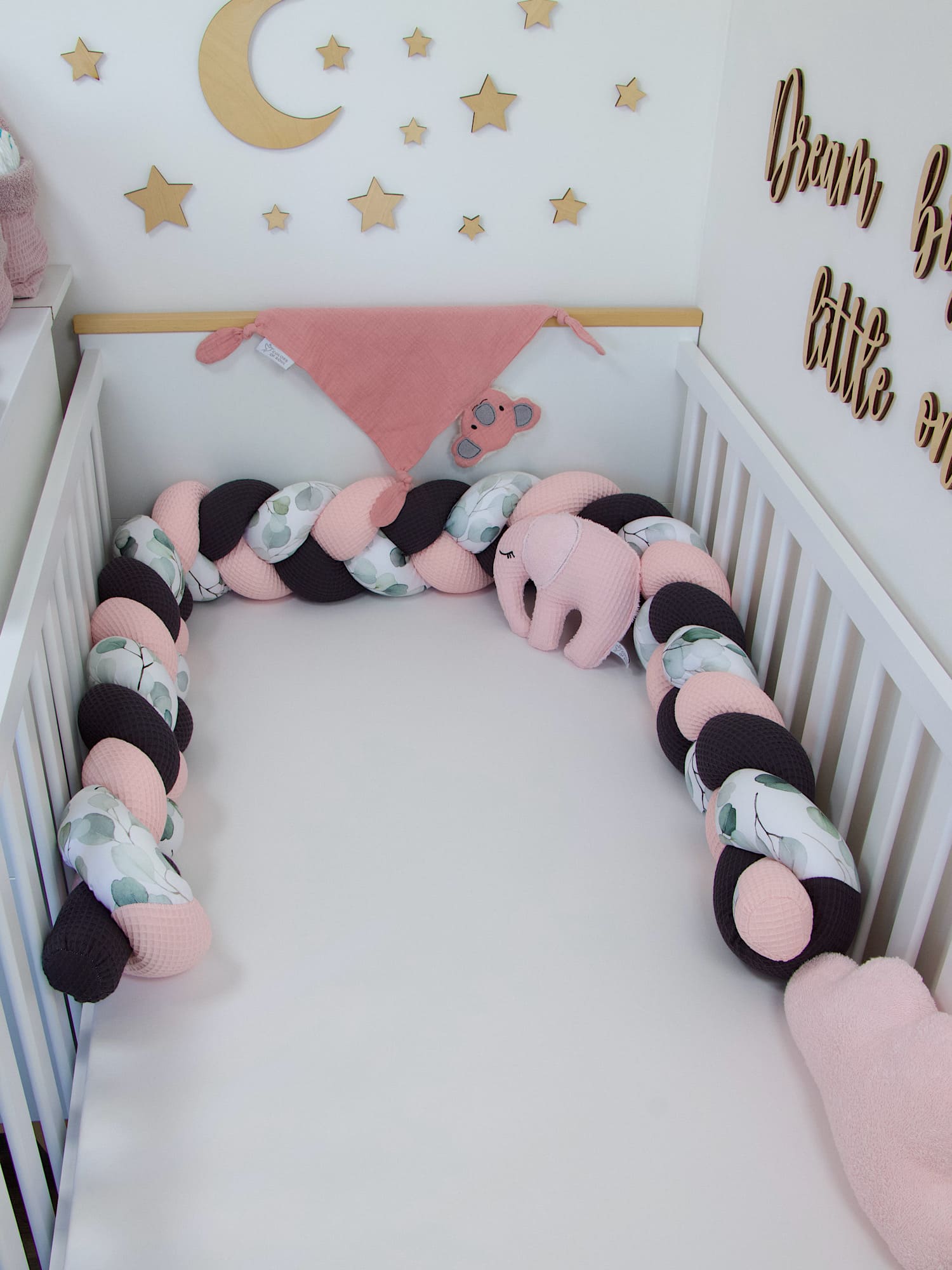 Weiche, geflochtene Bettschlange Hellrosa & Dunkelgrau mit Eukalyptus-Aquarell für Babybett oder Laufstall