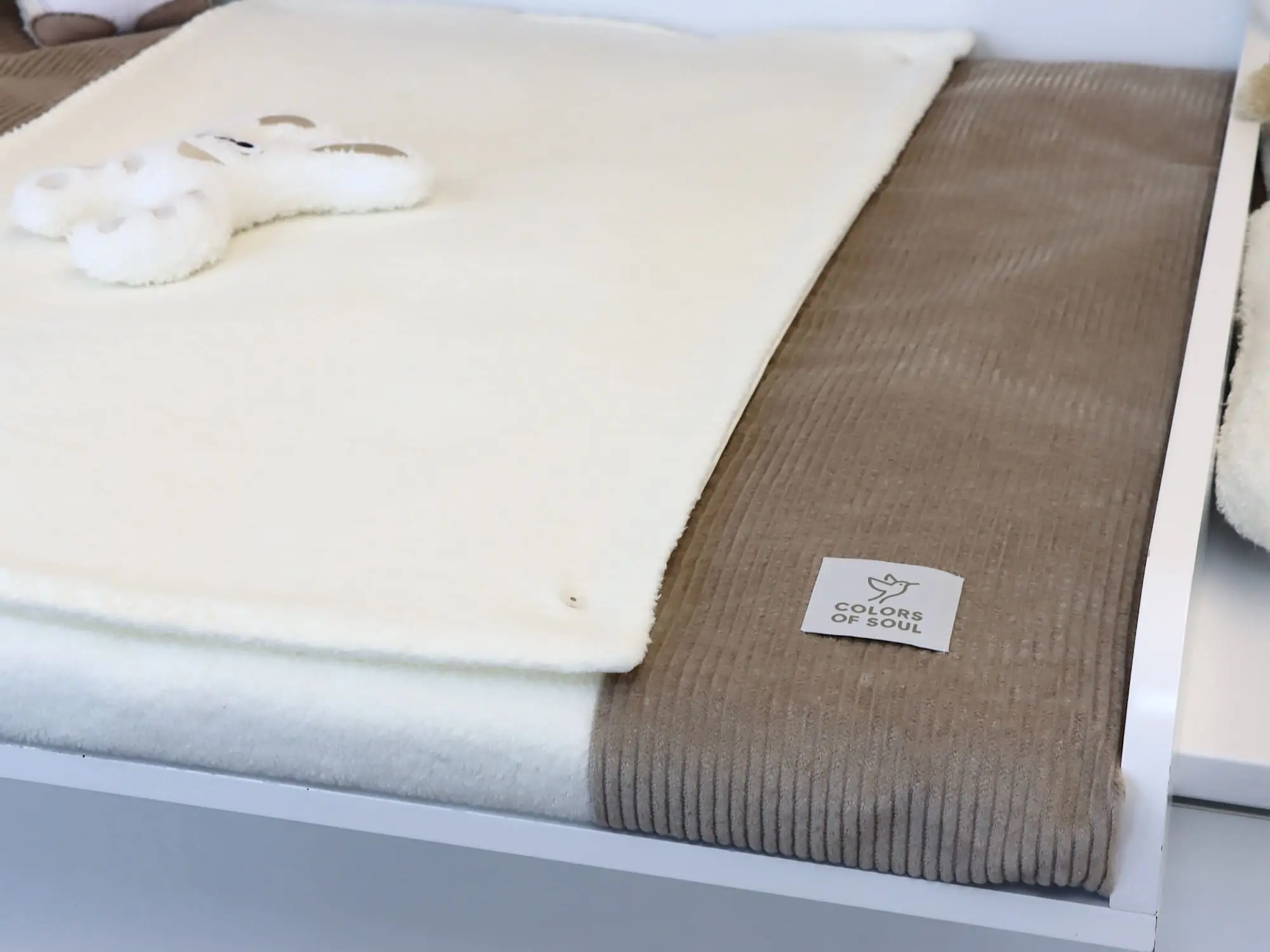 Wickelkommode mit Wickelauflage in Beige und Creme