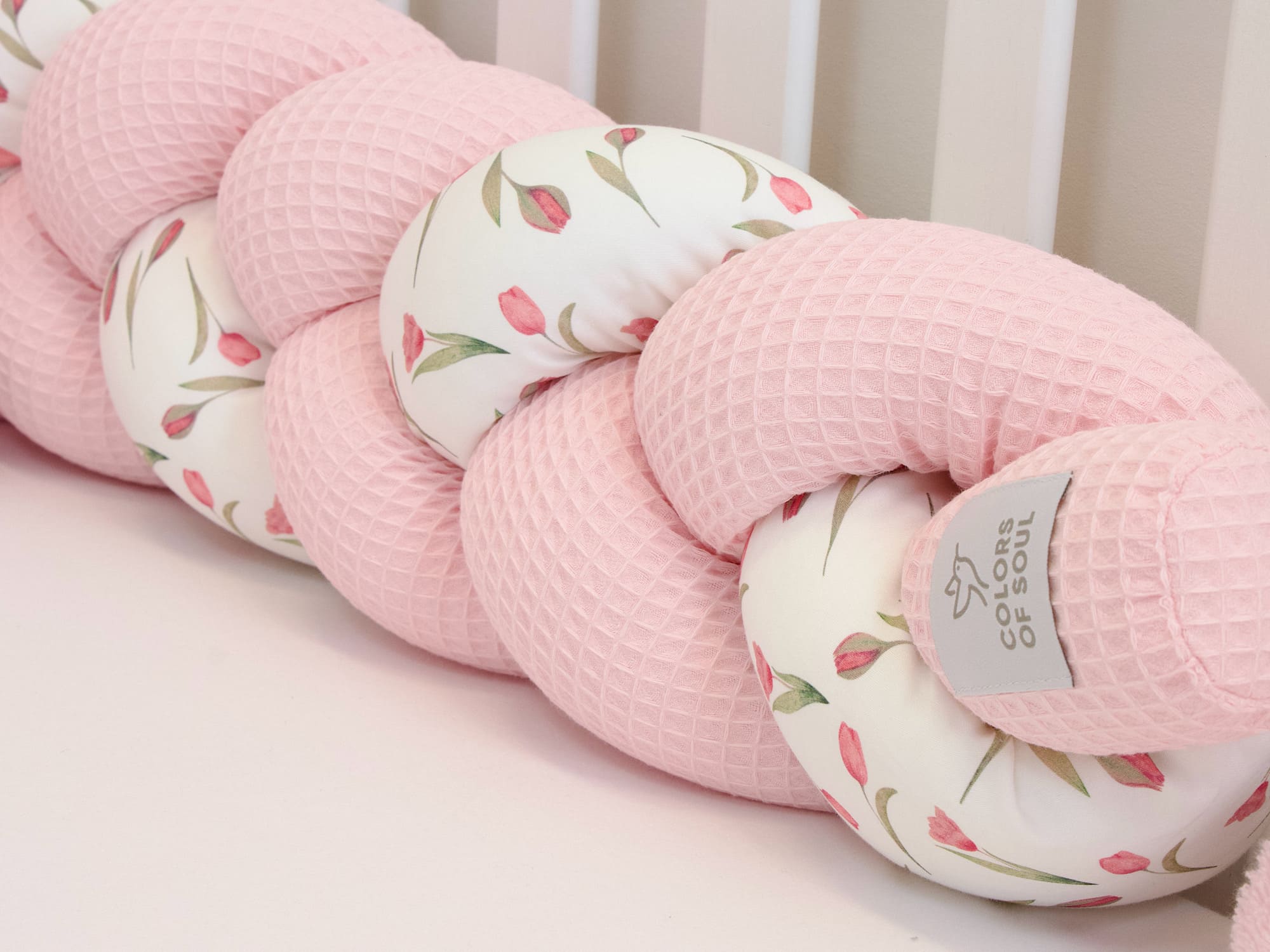 Zartrosa geflochtene Bettschlange mit Tulpenmuster – Dekoration und Schutz im Babybett