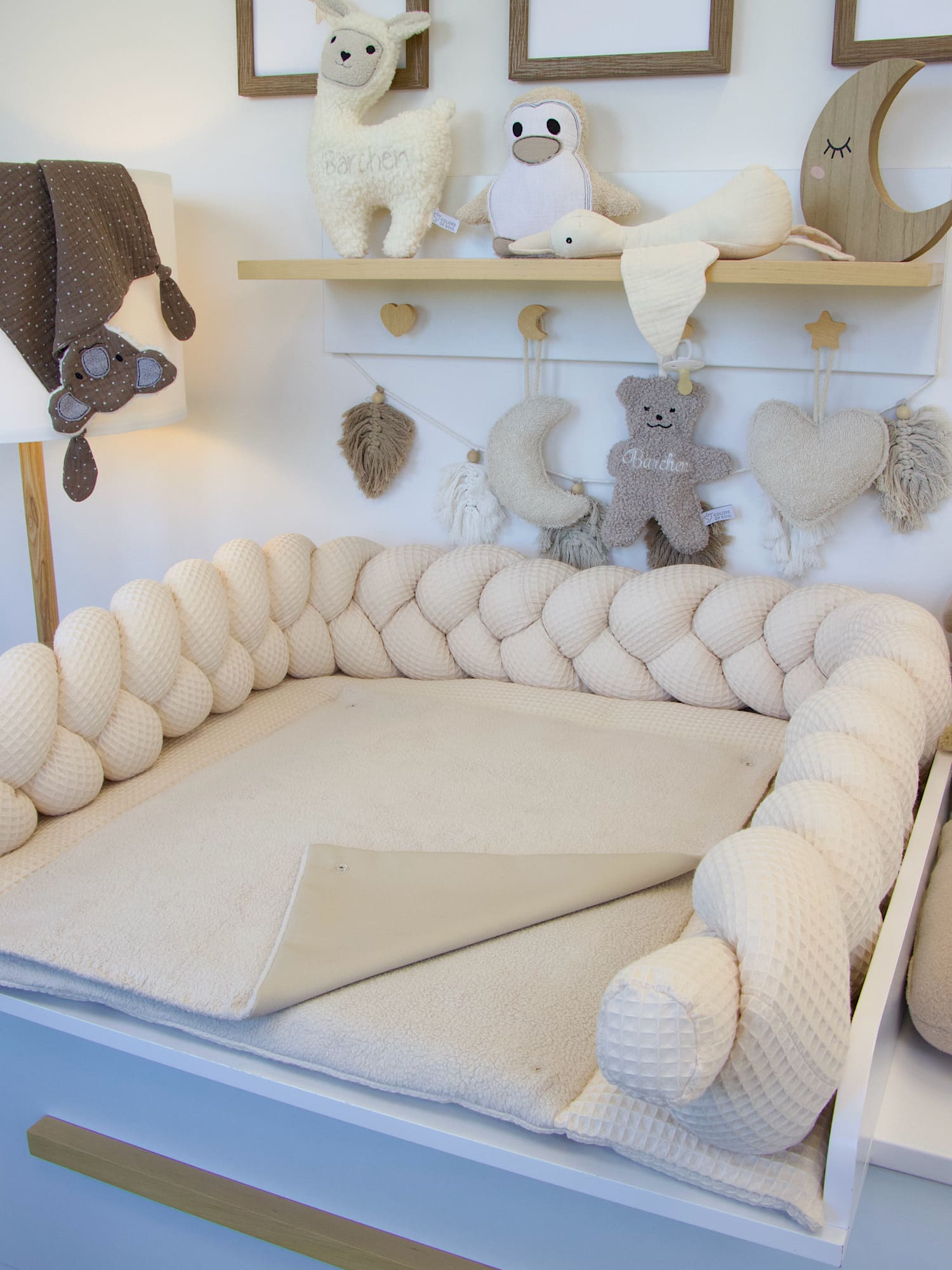 Sanftes, zeitloses Design: Wickelauflage und Bettschlange aus Waffelpique hellbeige und Baumwollfleece hellbeige