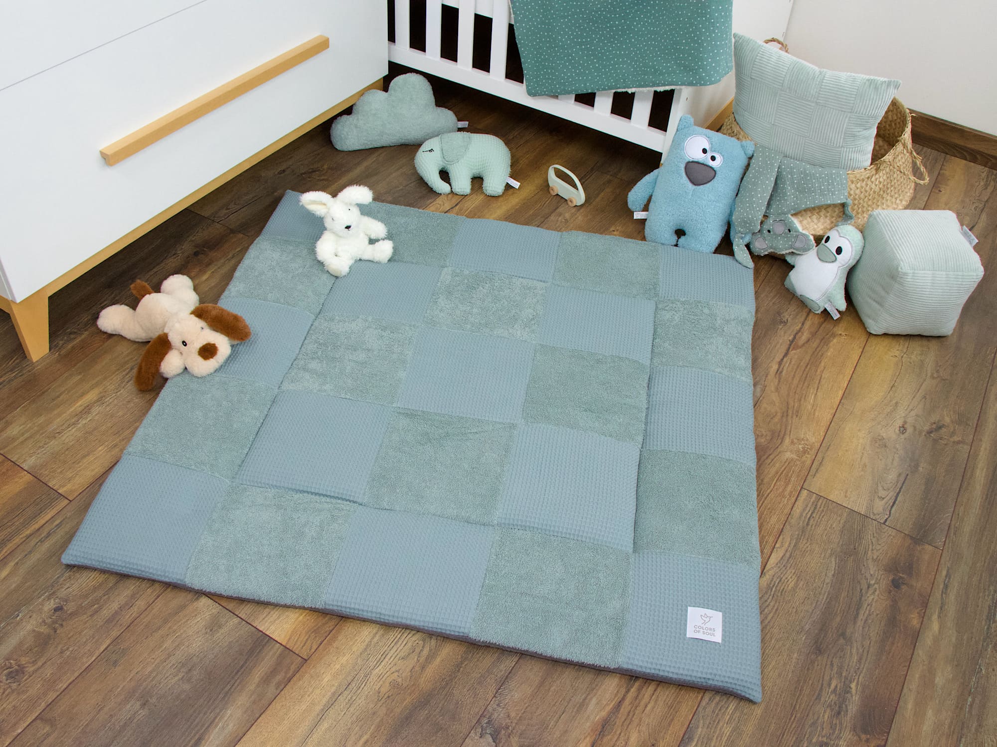 Patchwork Spieldecke in Dusty Altmint mit Babyaccessoires und Kuscheltieren dekoriert