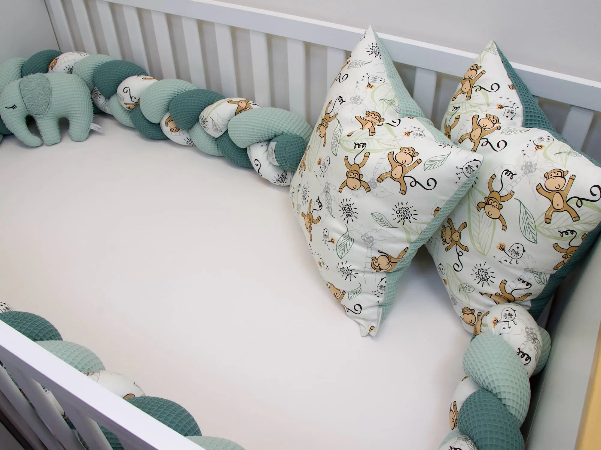 Bettschlange mit Waffelpique Hellmint Altgrün und niedlichen Affen im Dschungel-Design
