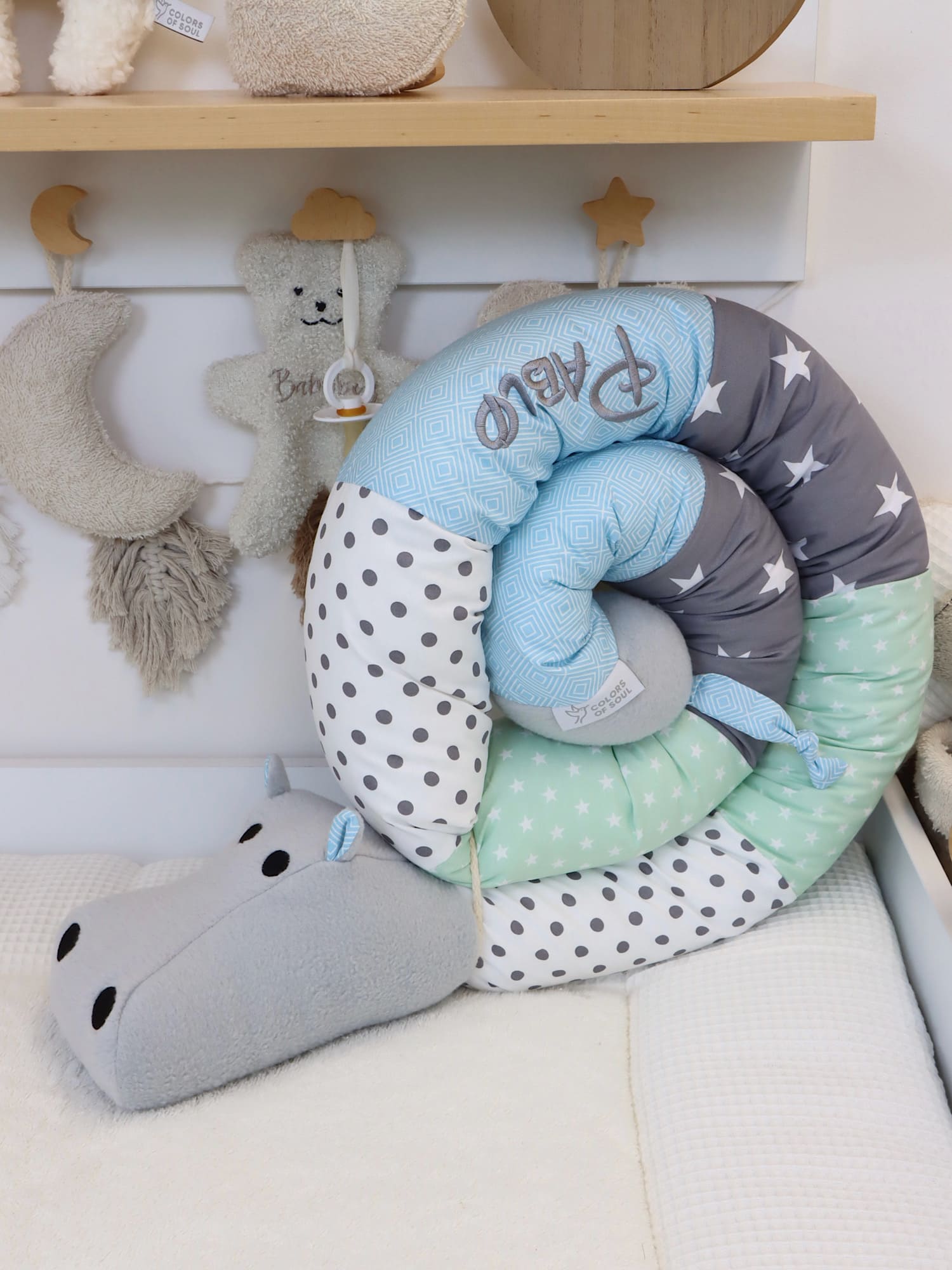Bettschlange Nilpferd mint/grau/weiß/blau im Babyzimmer dekoriert
