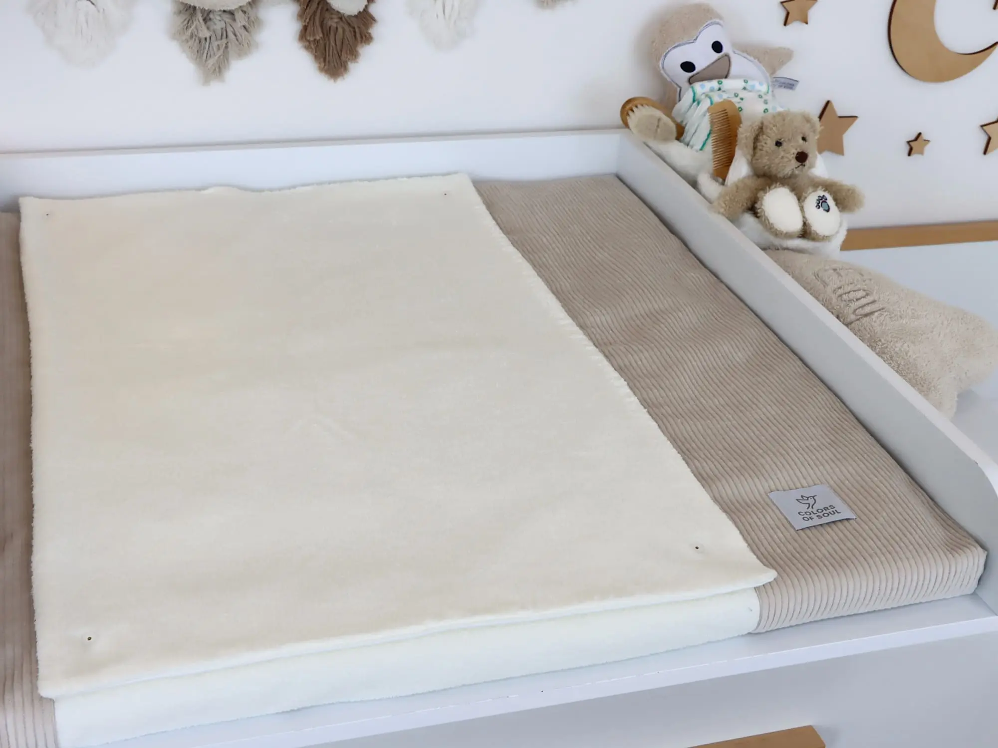 Wickelauflage mit Bezug in Cord Light Sand und Baumwollfleece Creme auf weißer Wickelkommode