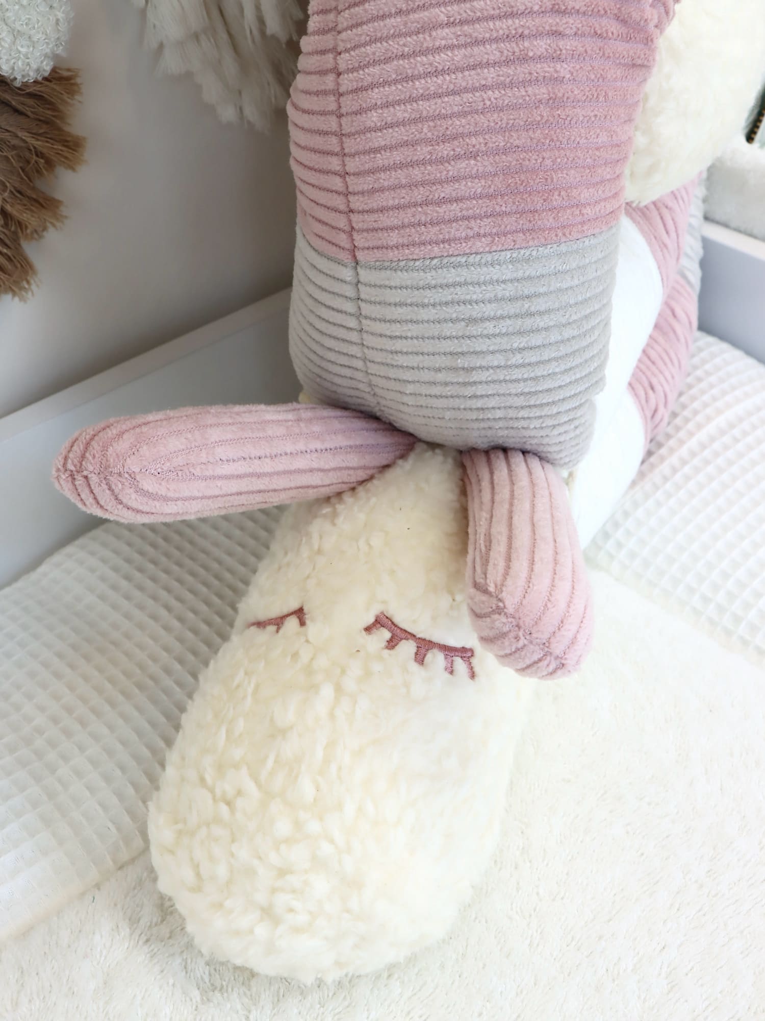 Cord-Bettschnecke mit süßem Tierkopf – dekorativer und sicherer Begleiter im Kinderzimmer