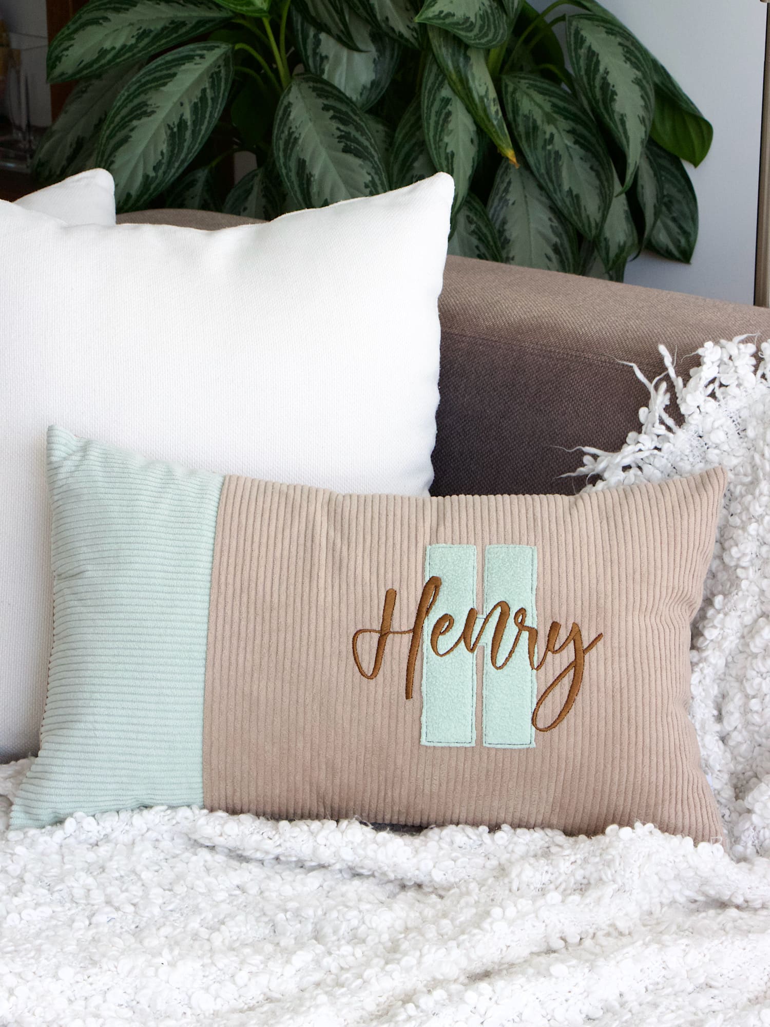 Personalisiertes Cord Kissen Mint Camel mit Buchstabe und Namensstickerei auf Sofa