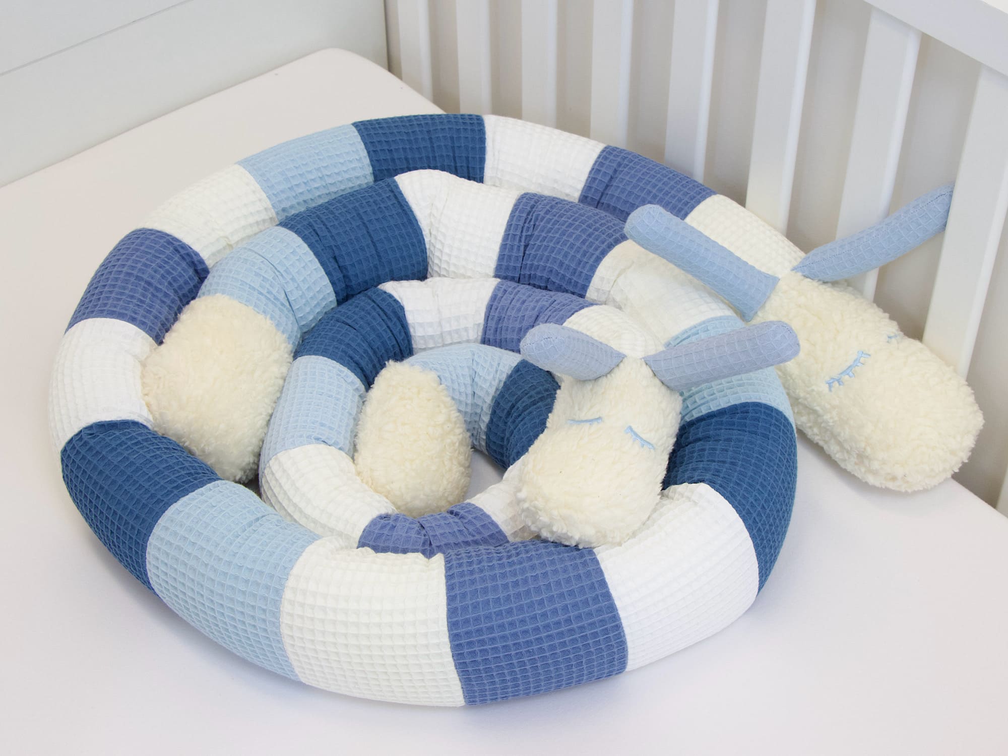 Patchwork Bettschnecke: Waffelpique creme, blau, weiß, jeansblau, hellblau