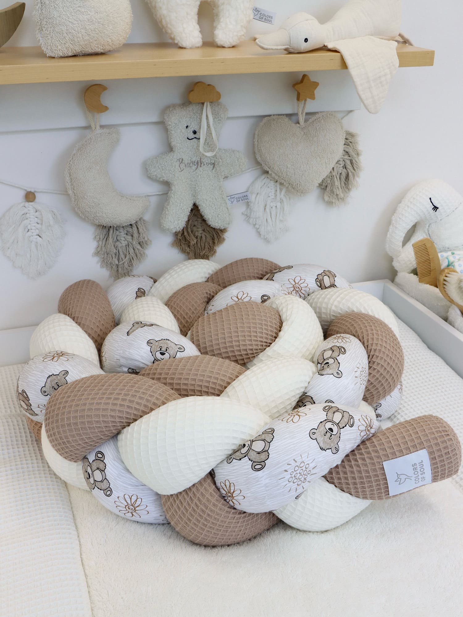 Geflochtene Bettschlange – niedliche Bärchen und Waffelpique camel, creme für das Babyzimmer