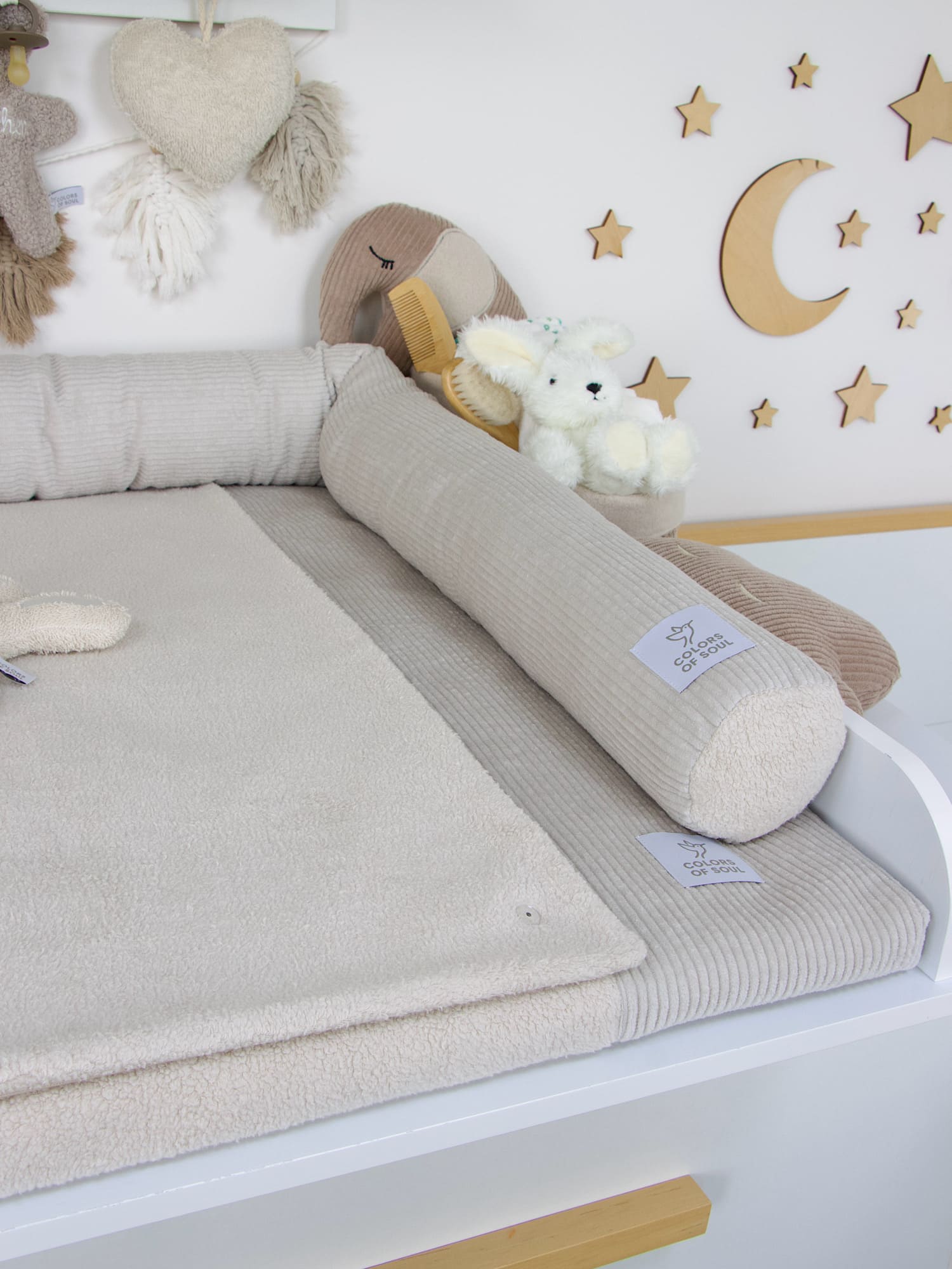 Handgefertigtes Wickelset in Hellbeige mit abnehmbarem Bezug und runder Bettschlange