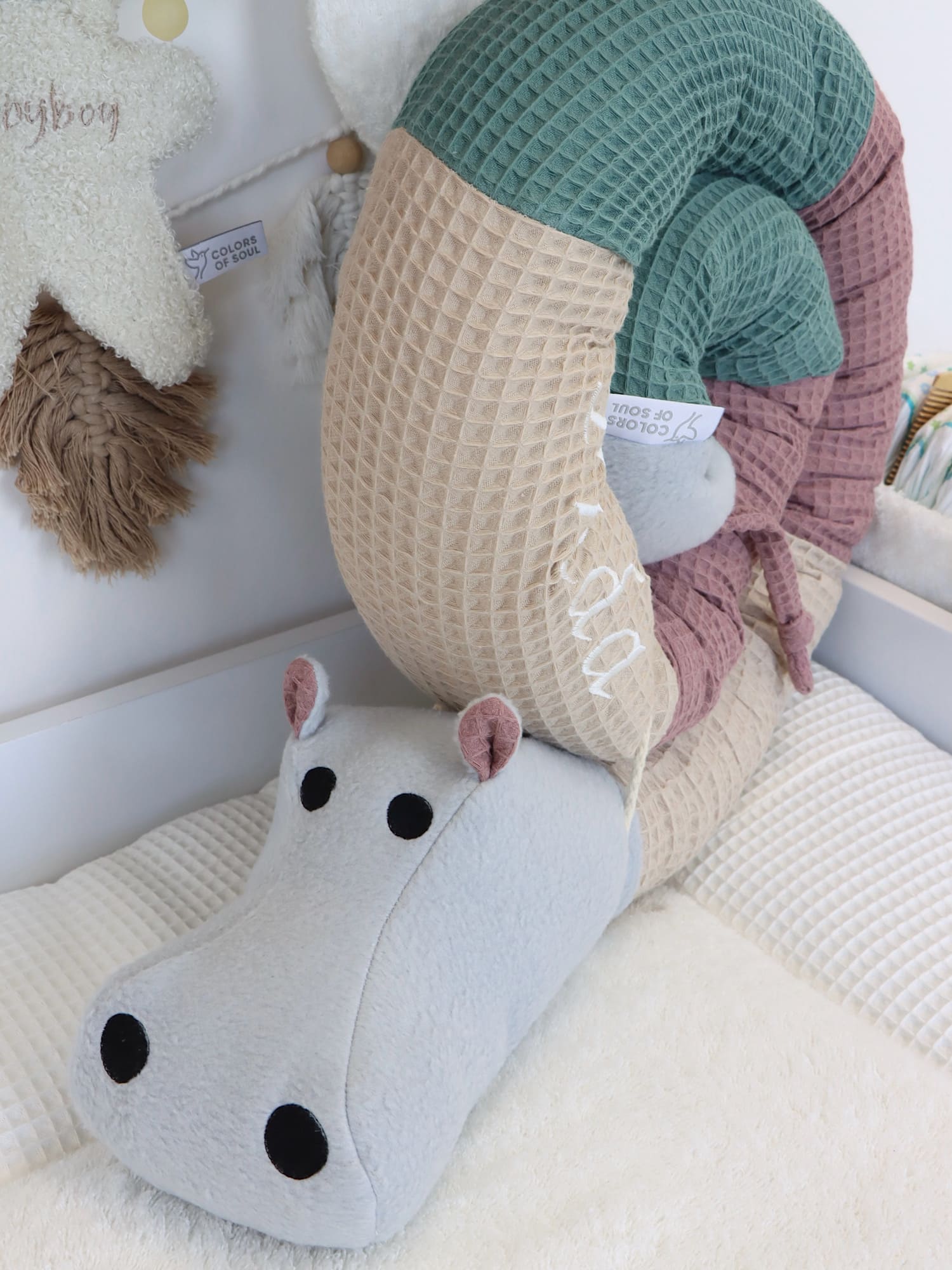 Bettschlange Nilpferd – liebevoll genäht aus Waffelpique in Beige, Alter Malve & Altgrün – stilvolles Accessoire fürs Babyzimmer