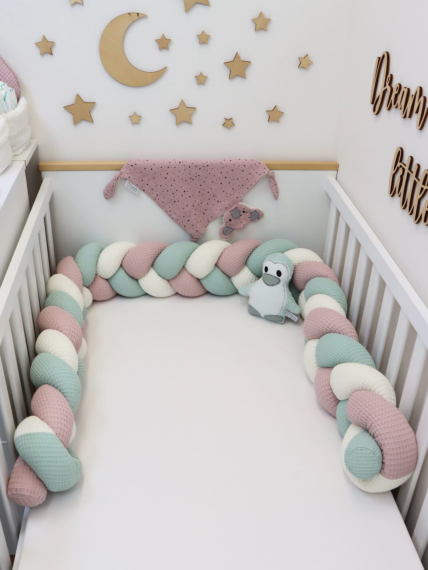 Geflochtene Bettschlange Waffelpique Altrosa, Creme & Hellmint als umlaufende Babybett Bettumrandung