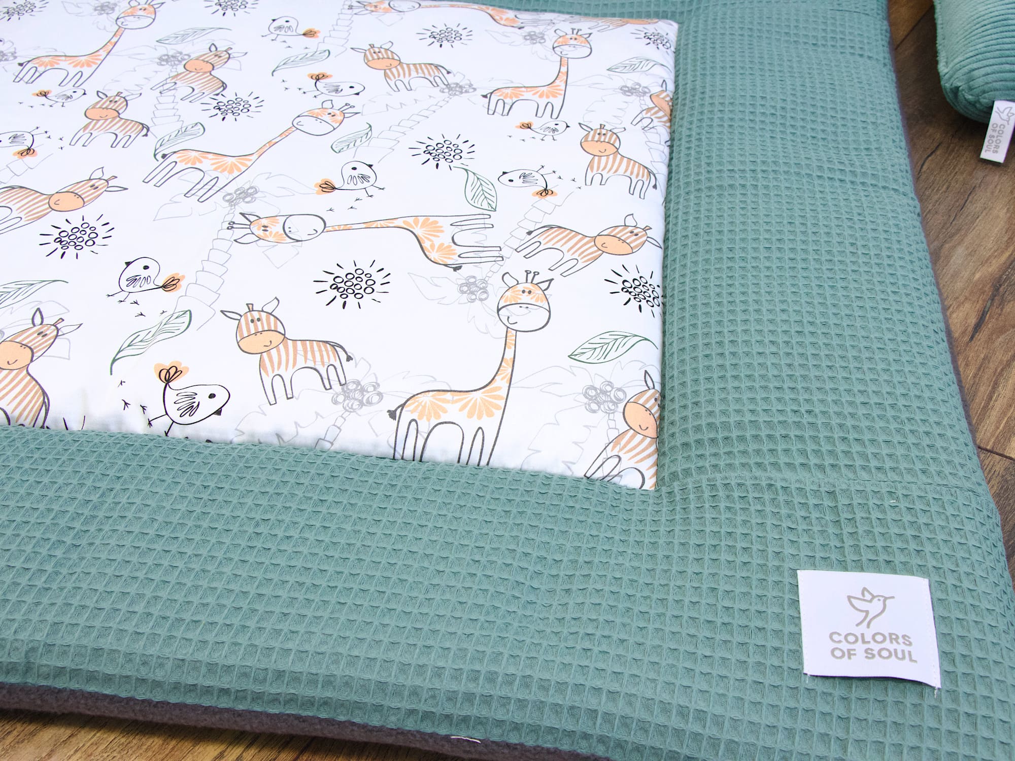 Krabbeldecke - Giraffe und Zebra / Waffelpique altgrün