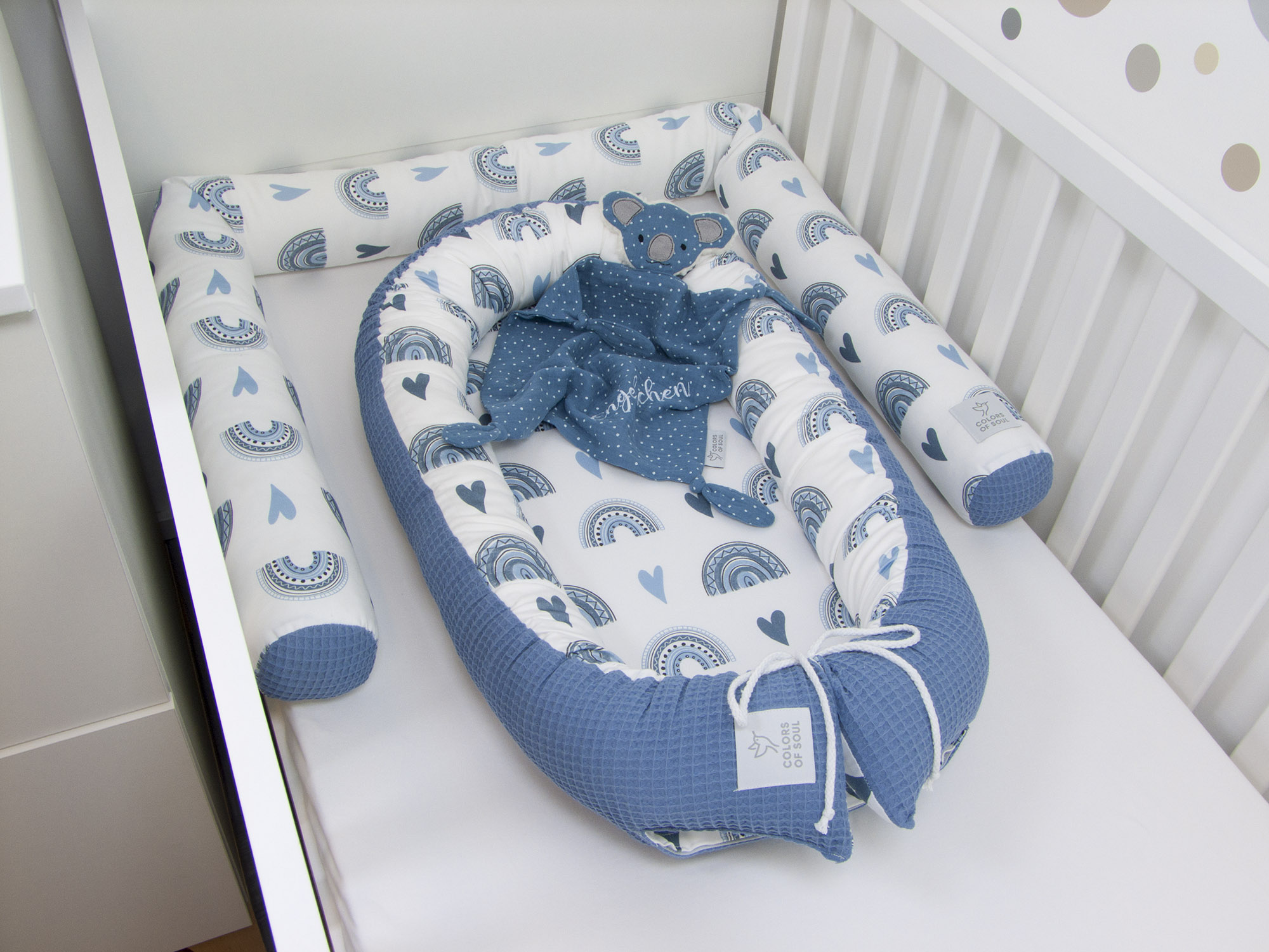 3-er SET - Wickelauflage, Bettschlange, Babynest - Regenbogen und Herzen blau / Waffelpique blau