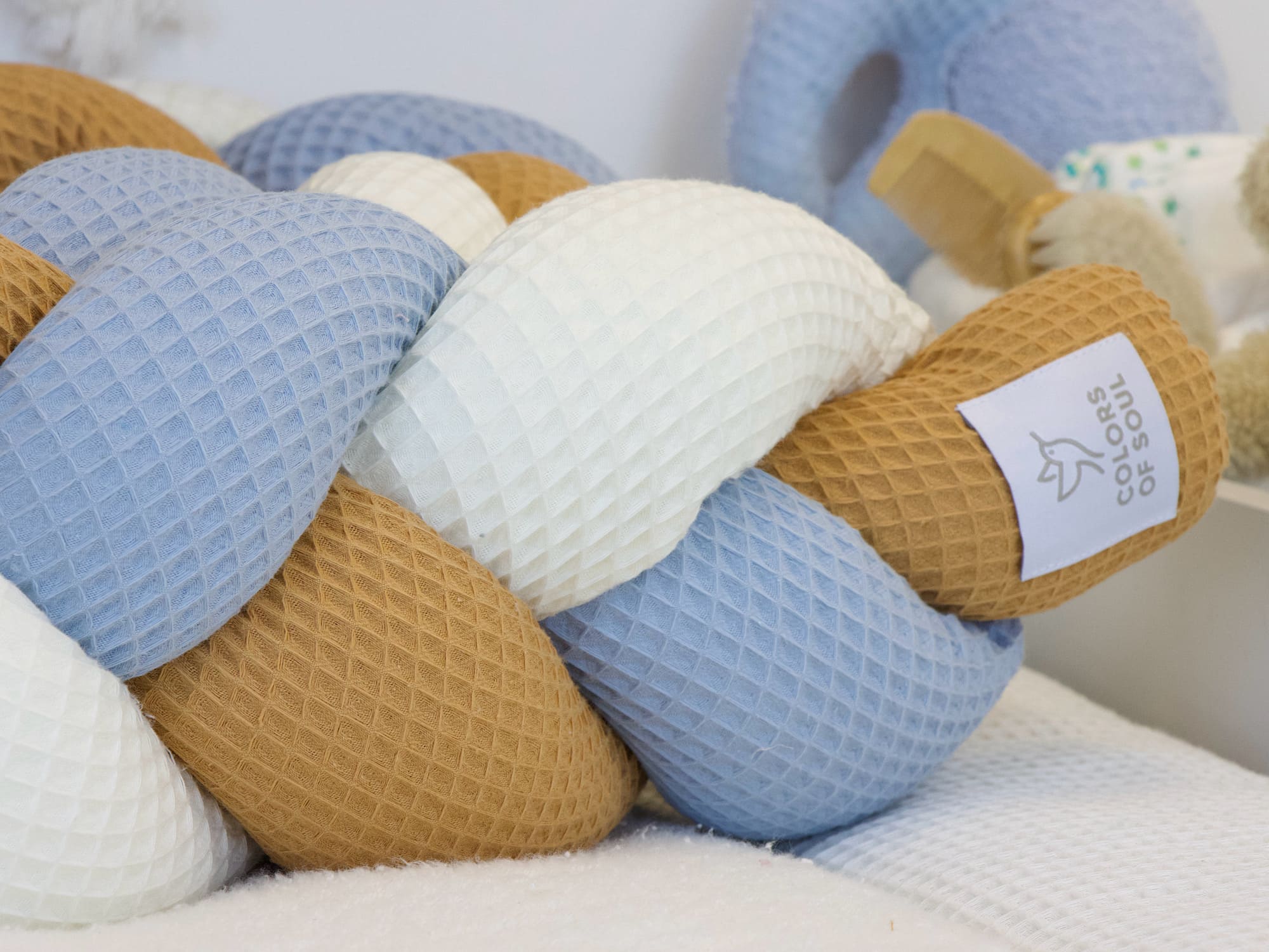 Bettschlange geflochten: Waffelpique creme, karamell, hellblau