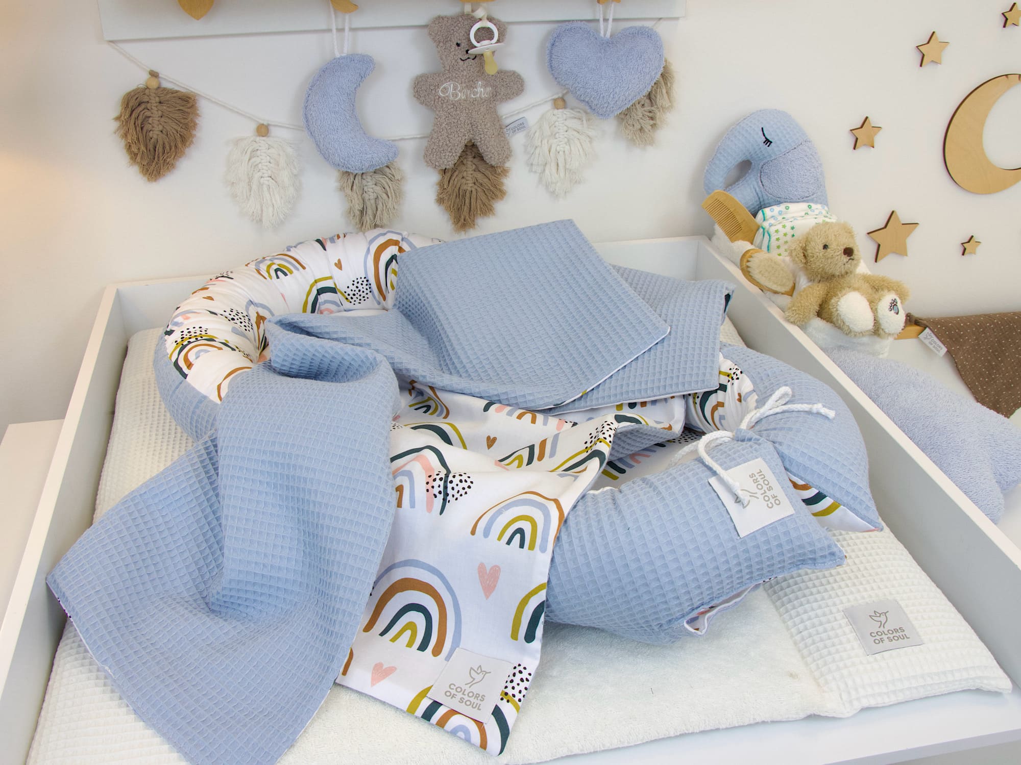 Babynest - Regenbogen und Herzen / Waffelpique hellblau