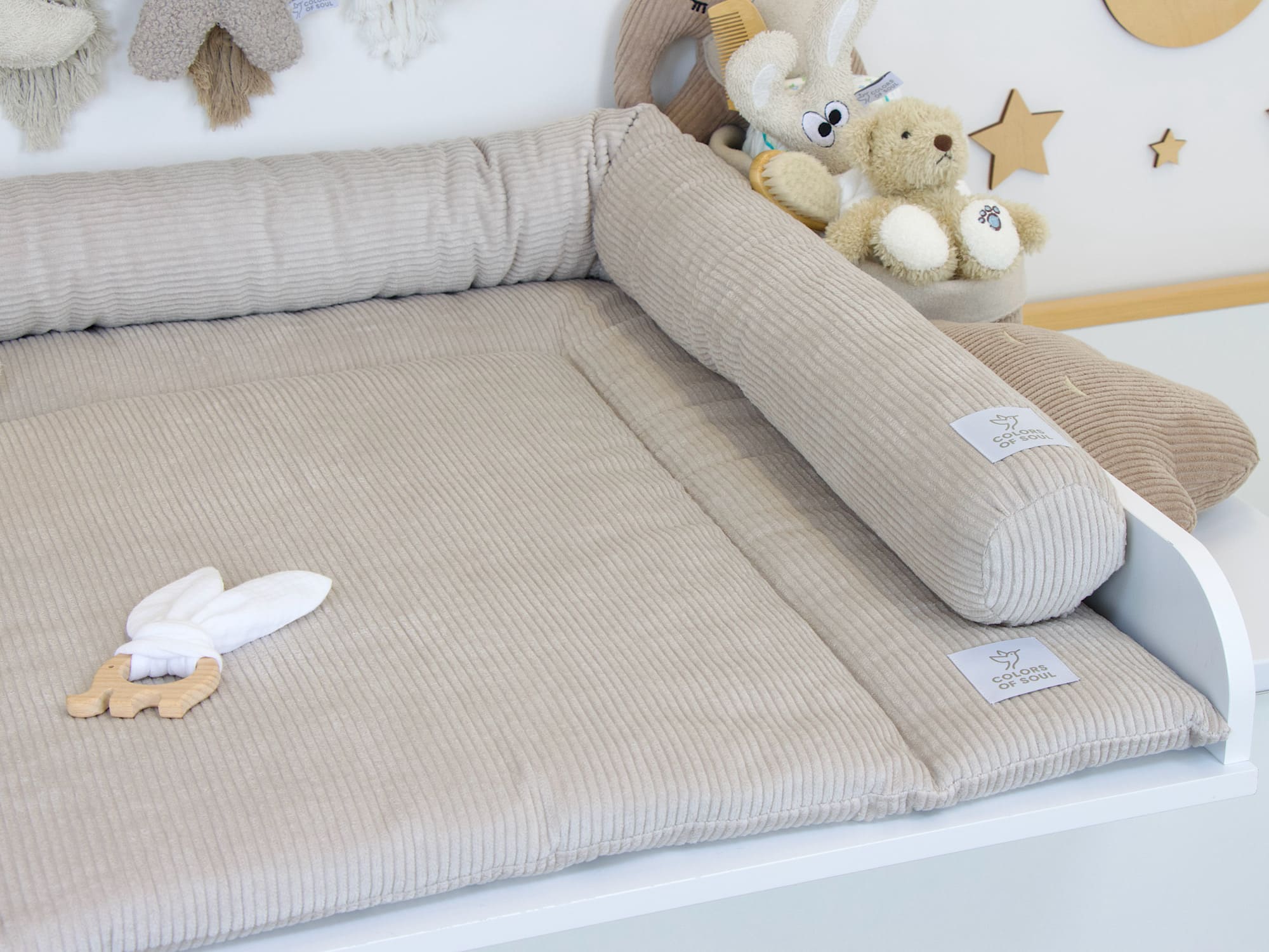 Gemütlicher Baby Wickelplatz mit Cord Wickelauflage