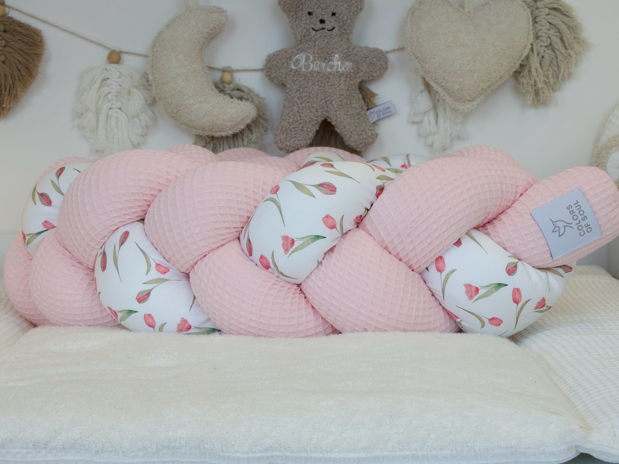 Handgemachte Bettschlange Hellrosa & Tulpen Aquarell – weiche Bettumrandung für Babybett