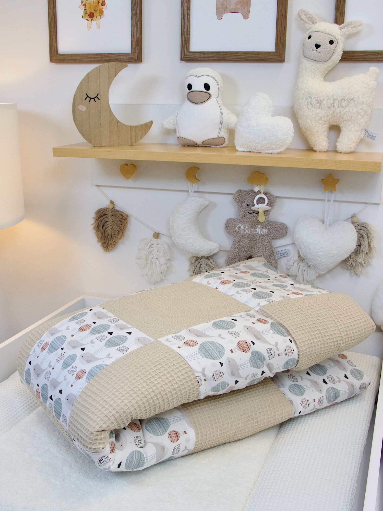 Patchwork Krabbeldecke in Beige mit Walen und Luftballons als weiche Baby Spieldecke im Kinderzimmer