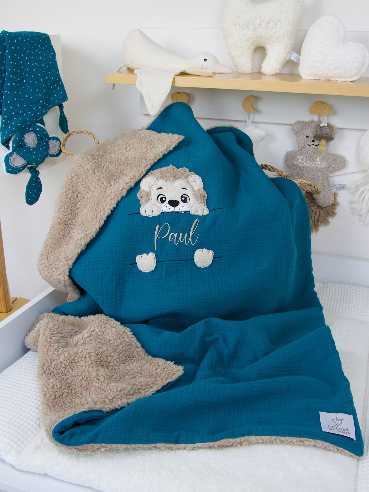 Kuschelige Babydecke Löwe in Petrol mit Namensstickerei – handgefertigte Musselin-Decke mit sandfarbener Teddyplüsch-Innenseite.