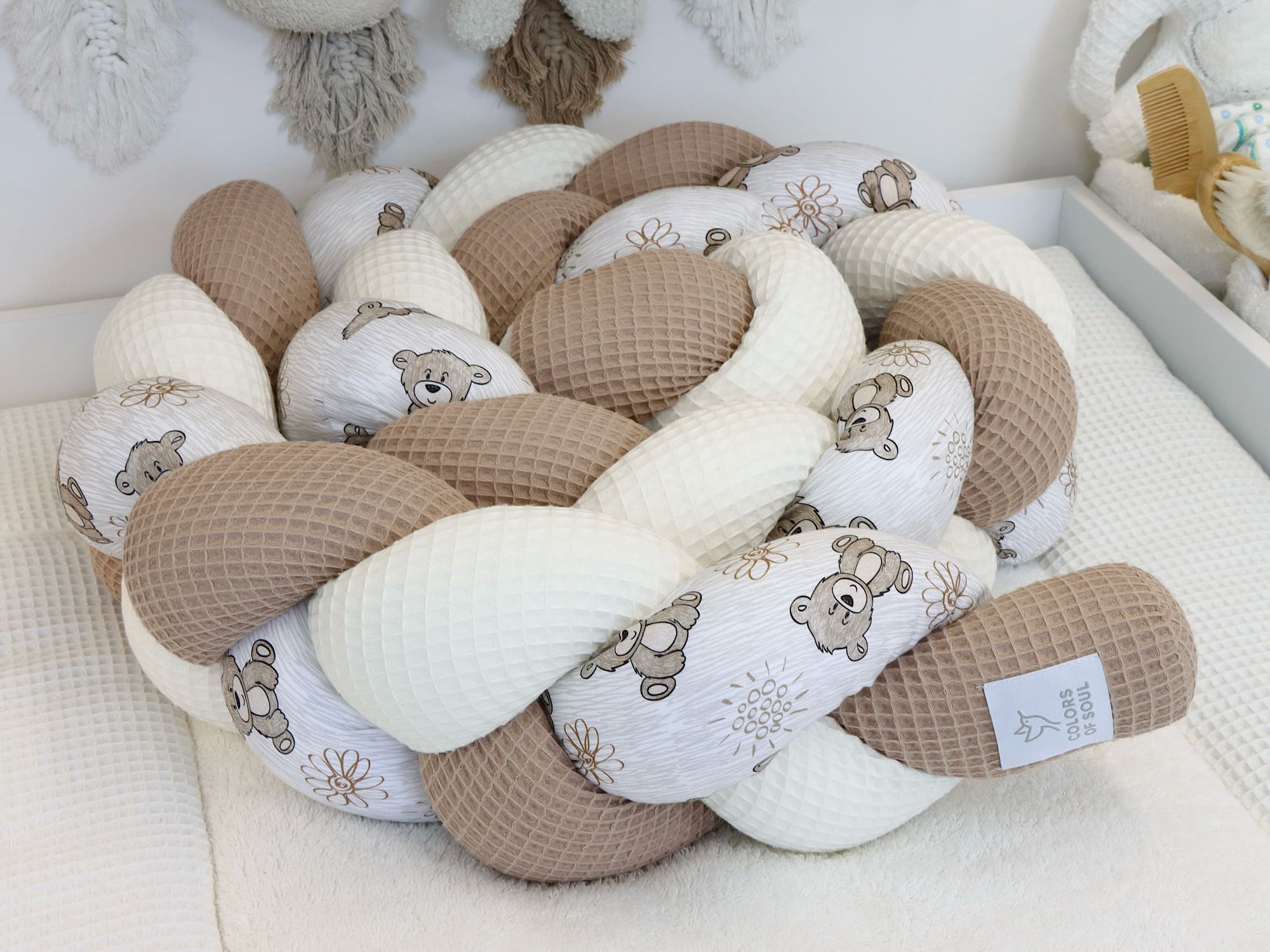 Handgefertigte geflochtene Bettschlange – niedliche Bärchen und Waffelpique camel, creme