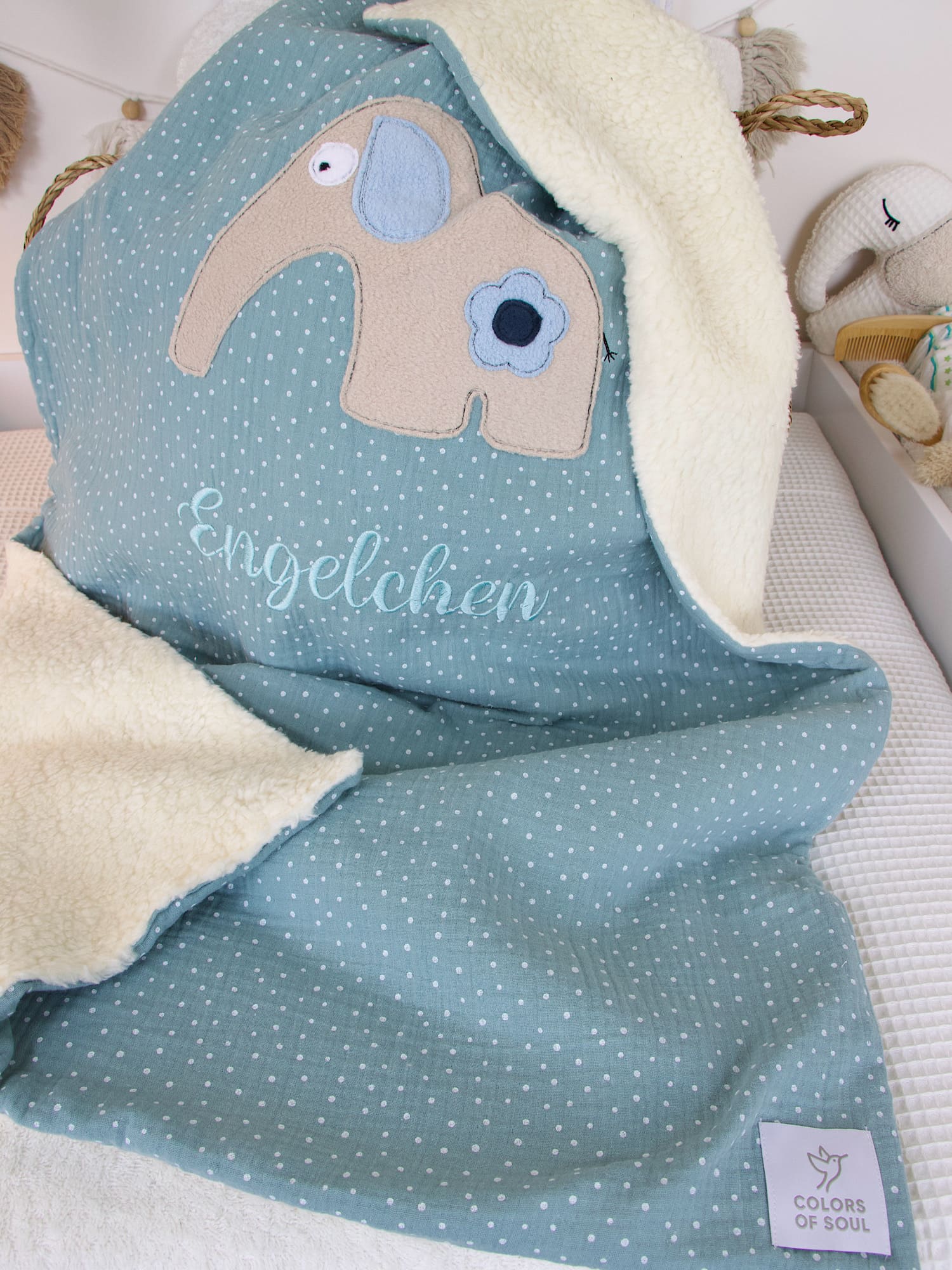 Babydecke personalisiert Elefant mit Blume – Musselin mit weißen Punkten aqua / Teddyplüsch creme aus Handarbeit