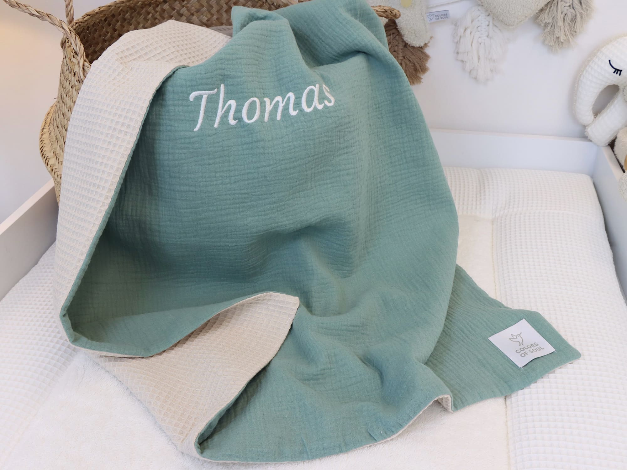 Hochwertige personalisierte Baby Kuscheldecke aus Musselin Mint und Waffelpique Hellbeige, bestickt mit dem Namen „Thomas“.