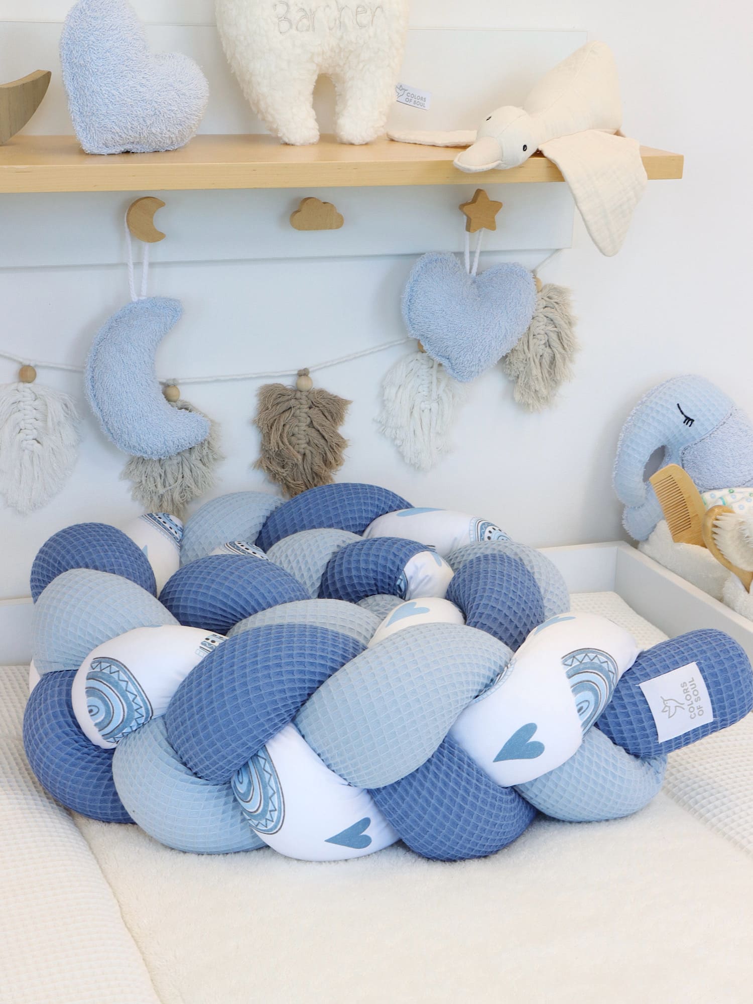 Geflochtene Bettschlange – Regenbogen und Herzen blau & Waffelpique blau, hellblau für das Babyzimmer