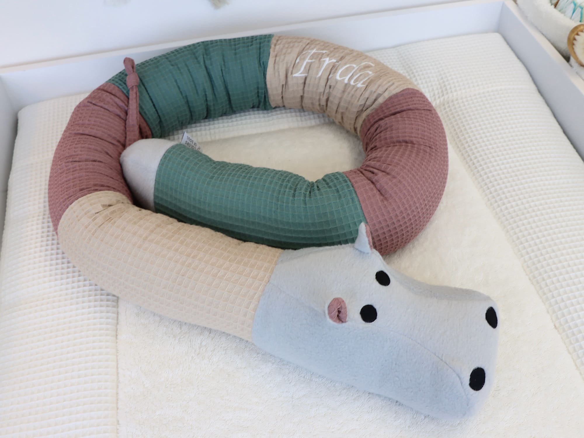 Waffelpique Bettschlange Nilpferd – Beige, Alte Malve & Altgrün – weich, atmungsaktiv & handgefertigt für Babybett oder Kinderbett