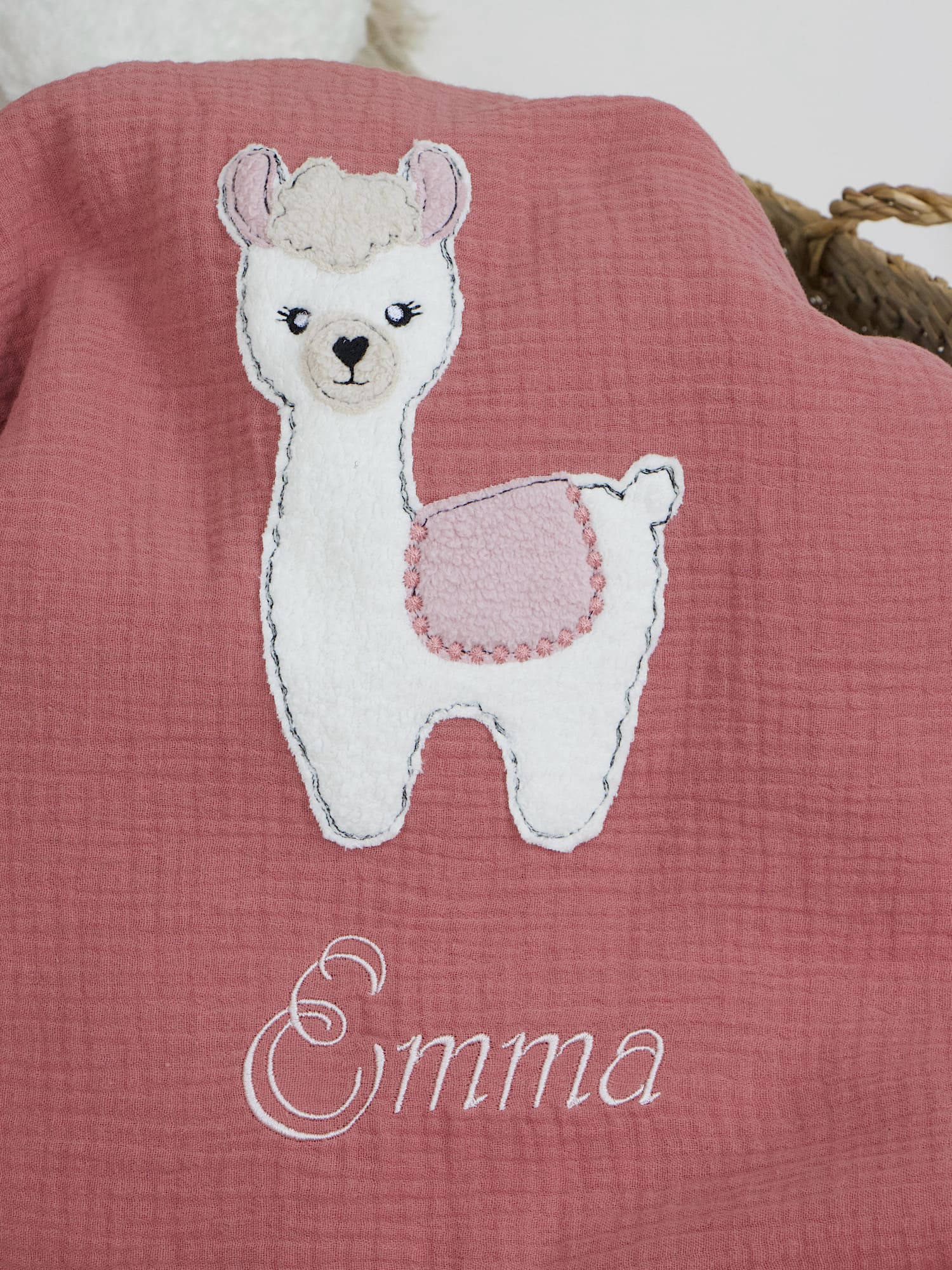 Detailansicht der Lama-Applikation auf der personalisierten Babydecke aus Musselin dusty Altrosa mit Namensstickerei Emma.