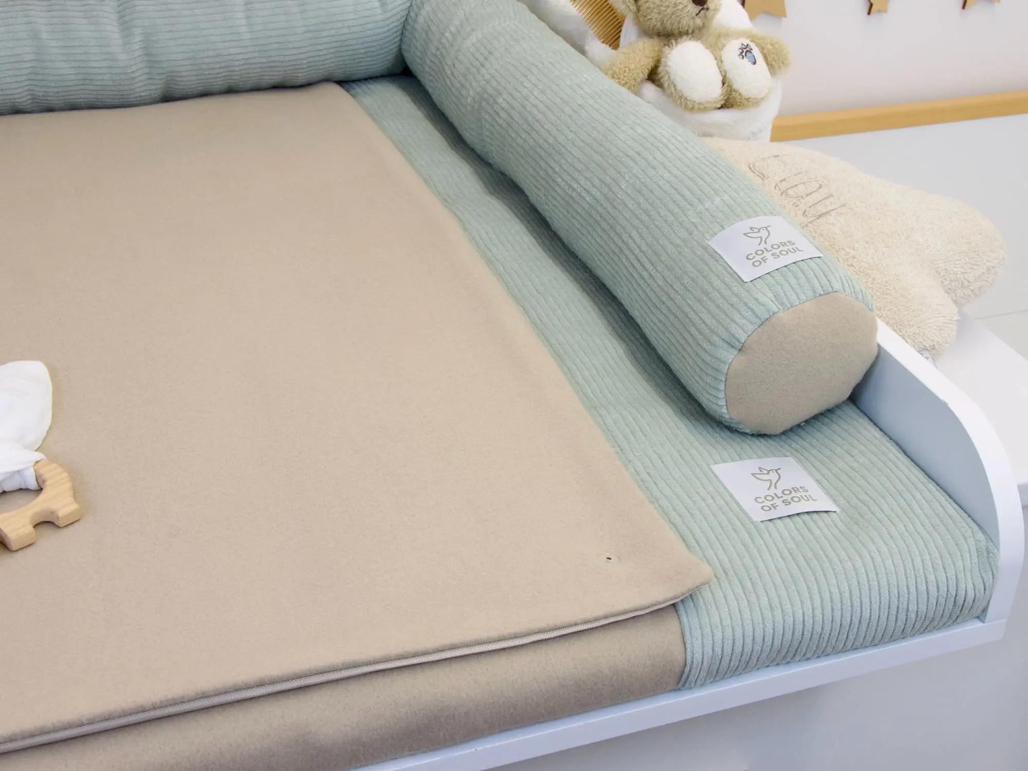 Wickelauflage mit weicher Umrandung in warmer Mint Dunkelbeige Farbkombination