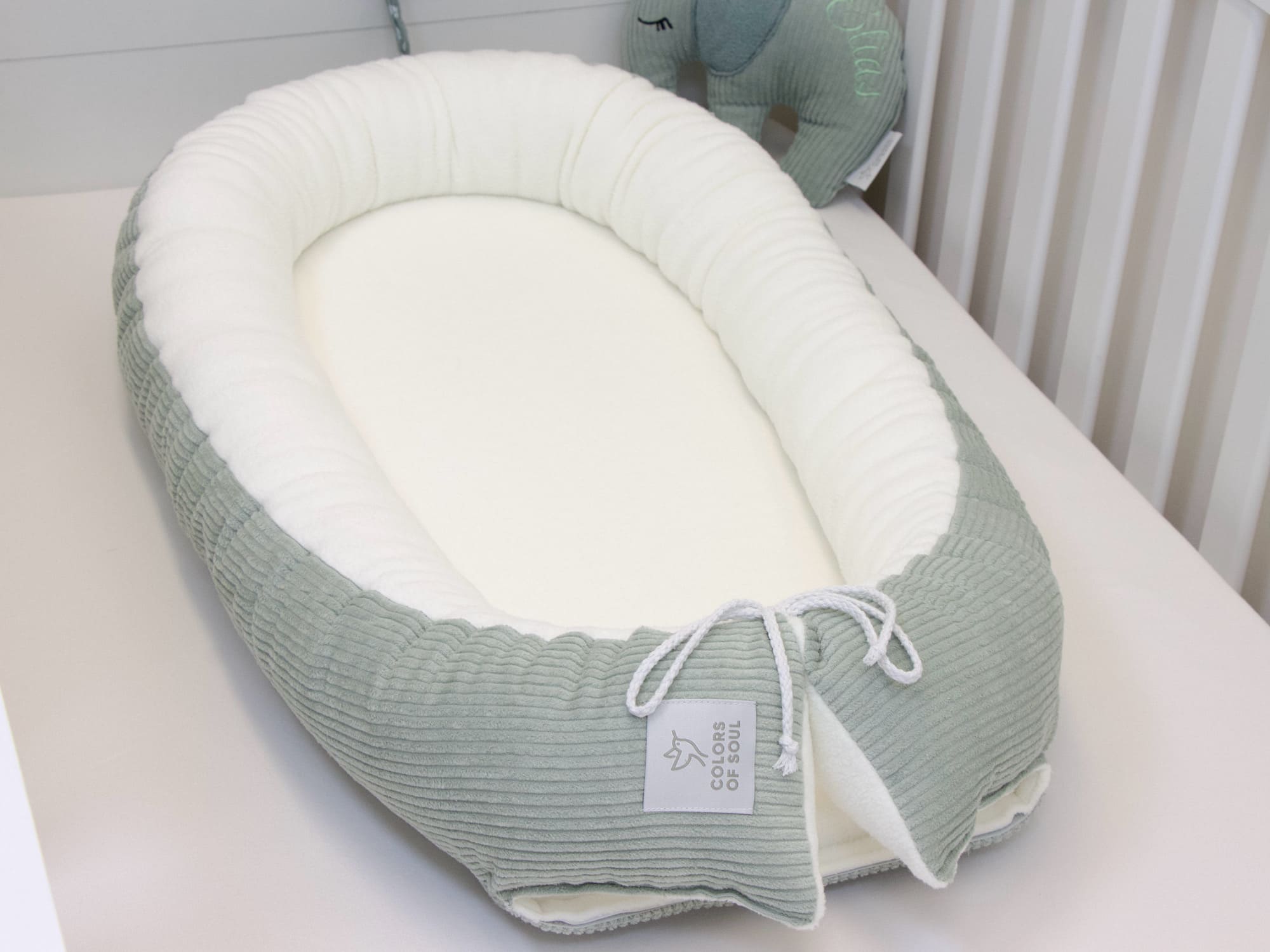 Handgemachtes Babynestchen mit passender Bettschlange in Mint