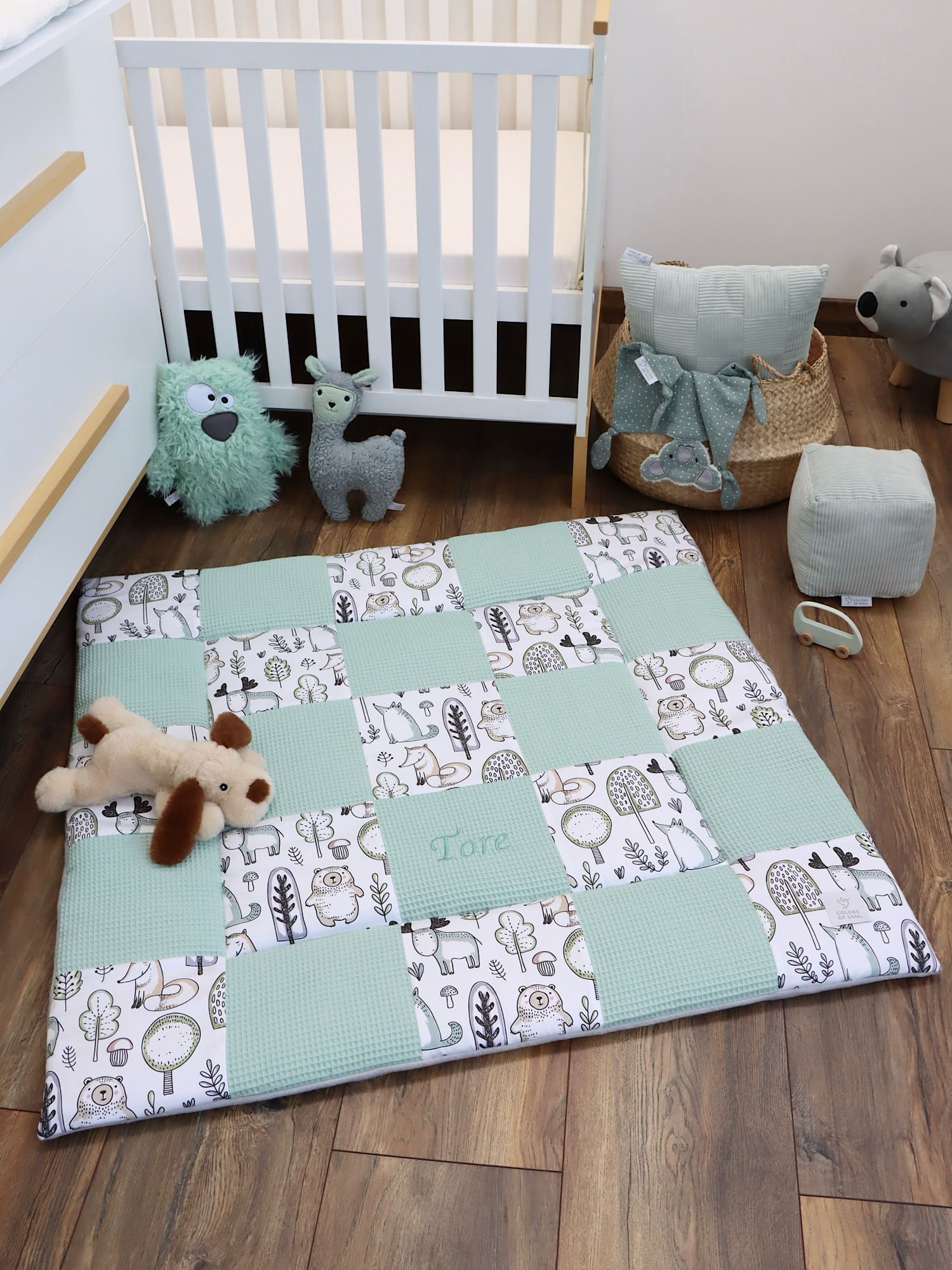 Detailaufnahme der Patchwork Krabbeldecke Waldfreunde mit Namen und Waffelpique Hellmint